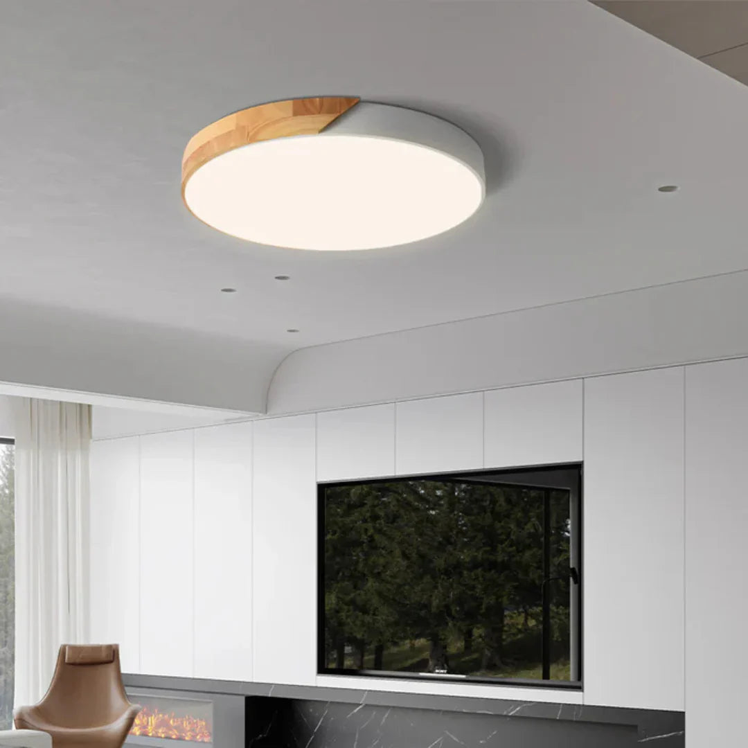 Lampa sufitowa LED w stylu skandynawskim z drewnianymi akcentami