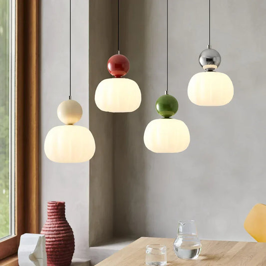 Artystyczna lampa wisząca w stylu art deco z kremowym kloszem do nowoczesnych wnętrz