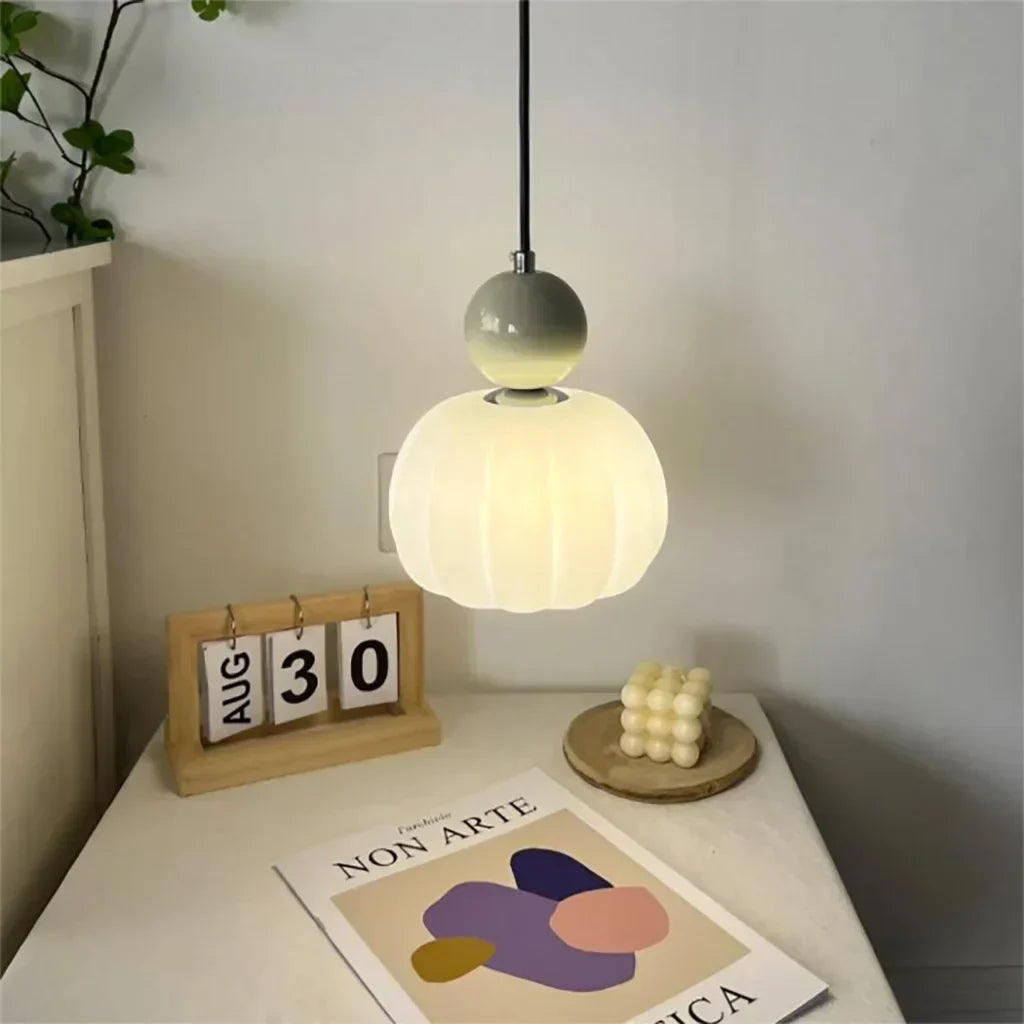 Artystyczna lampa wisząca w stylu art deco z kremowym kloszem do nowoczesnych wnętrz