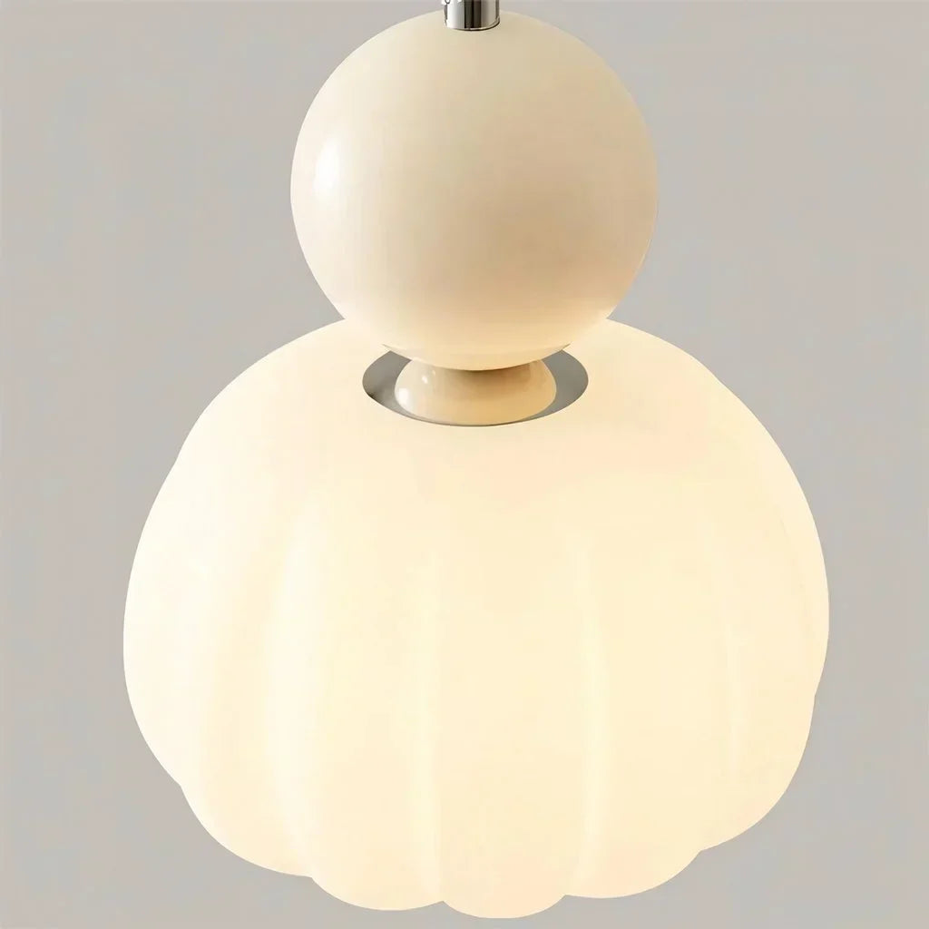 Artystyczna lampa wisząca w stylu art deco z kremowym kloszem do nowoczesnych wnętrz