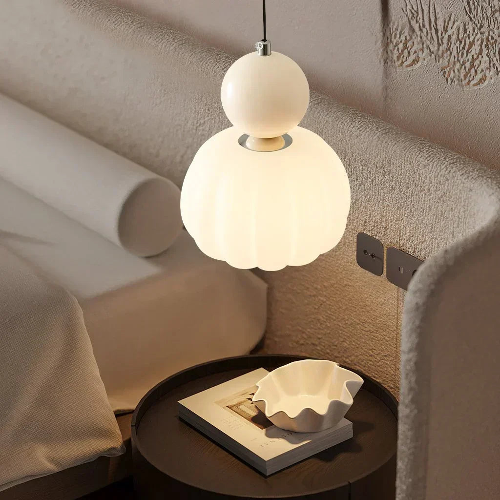Artystyczna lampa wisząca w stylu art deco z kremowym kloszem do nowoczesnych wnętrz