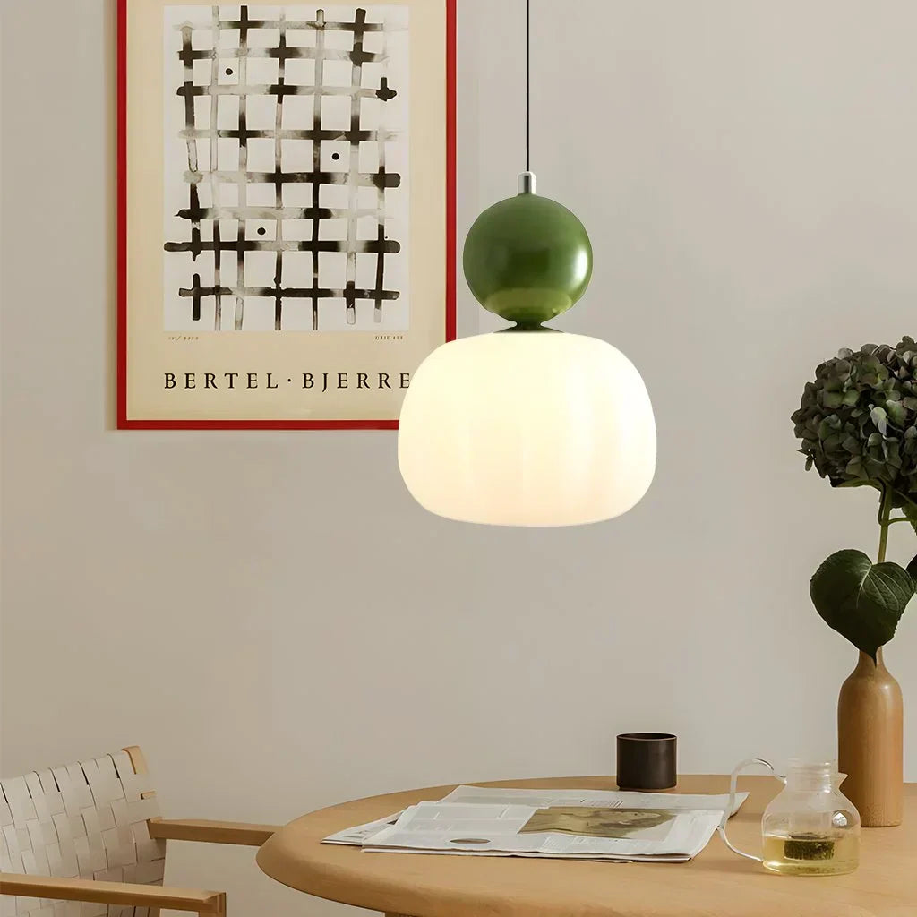 Artystyczna lampa wisząca w stylu art deco z kremowym kloszem do nowoczesnych wnętrz