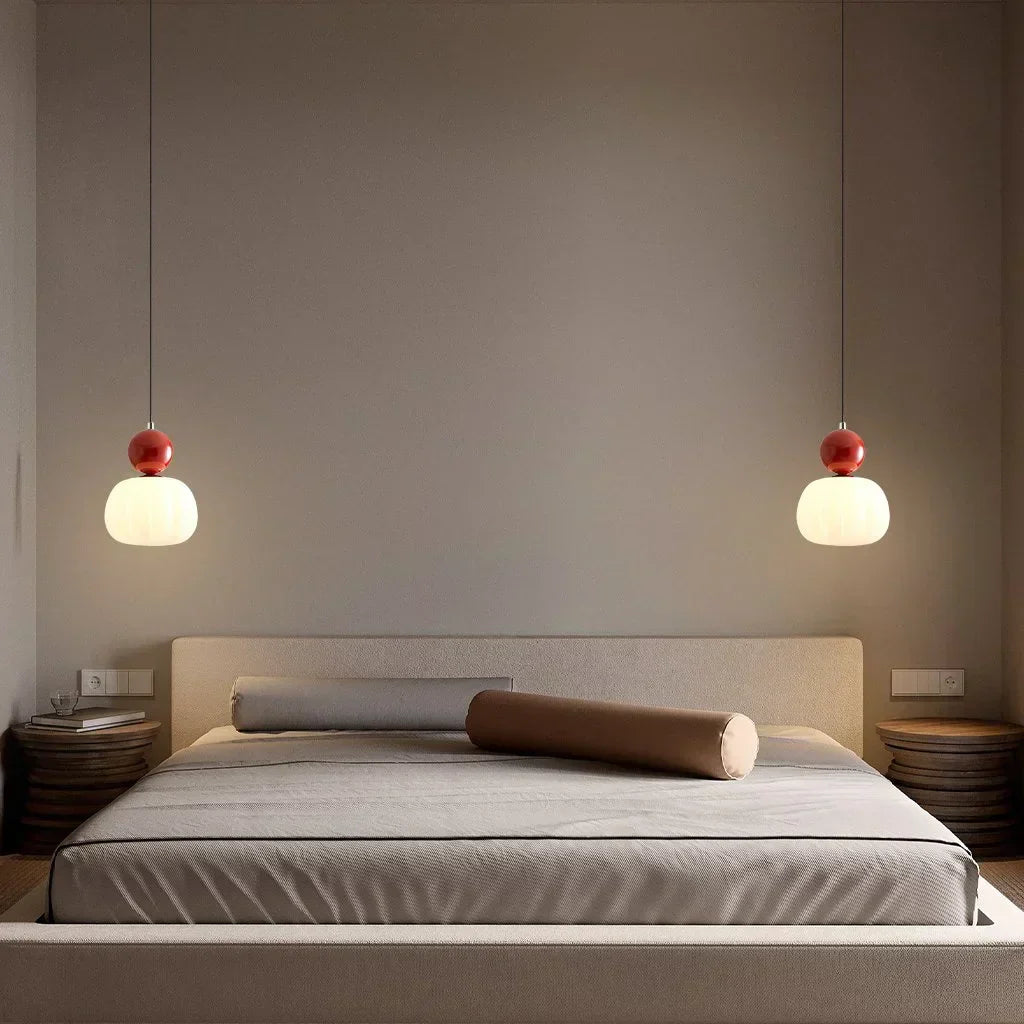 Artystyczna lampa wisząca w stylu art deco z kremowym kloszem do nowoczesnych wnętrz