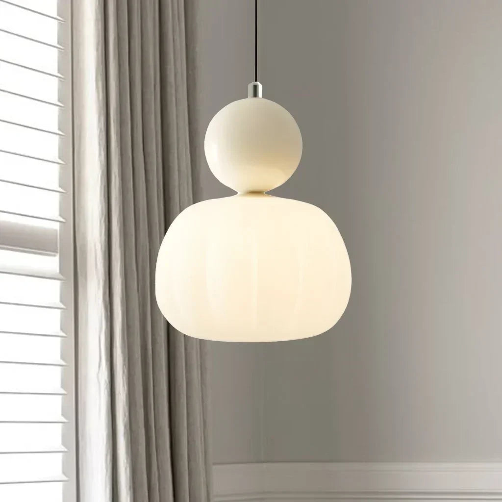 Artystyczna lampa wisząca w stylu art deco z kremowym kloszem do nowoczesnych wnętrz