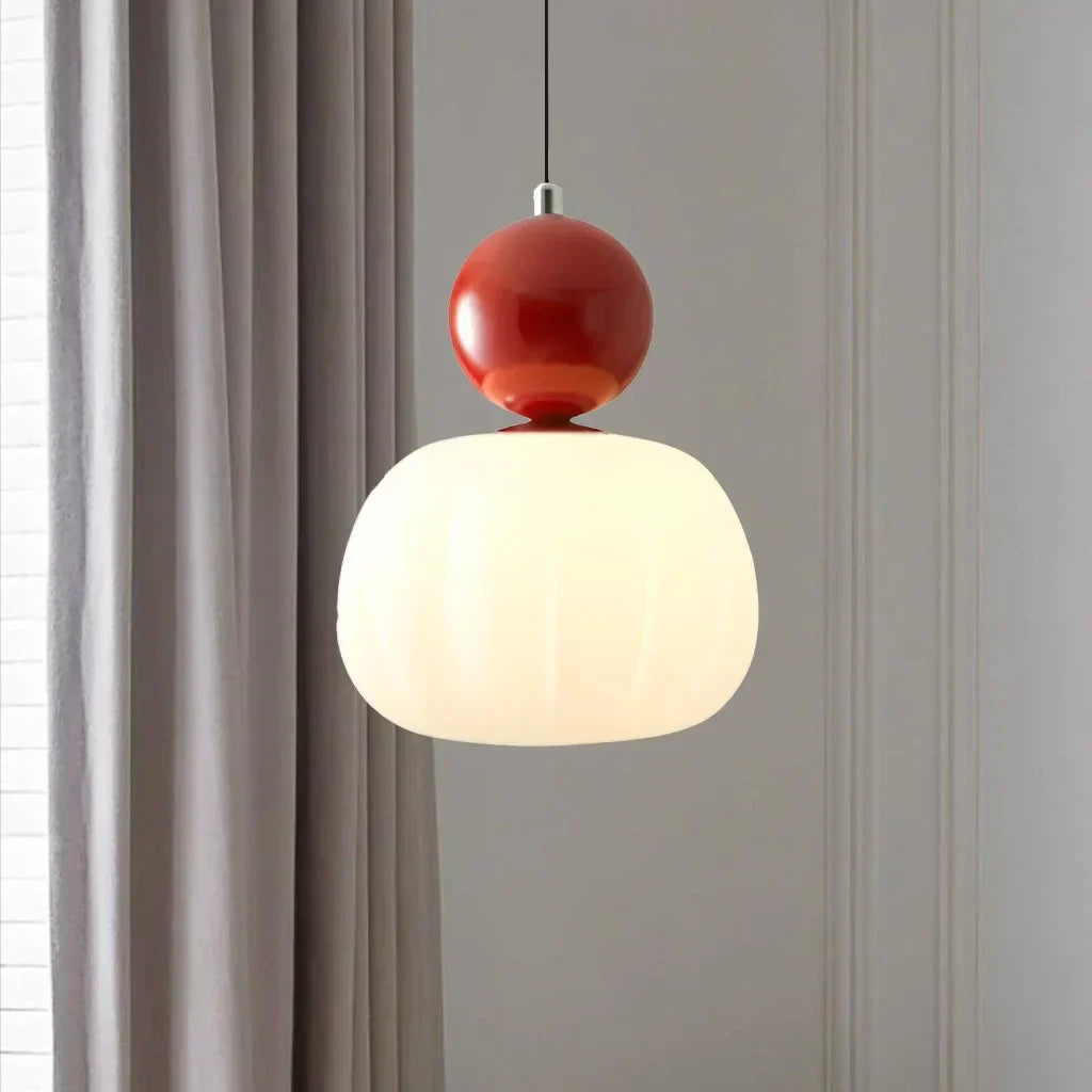 Artystyczna lampa wisząca w stylu art deco z kremowym kloszem do nowoczesnych wnętrz