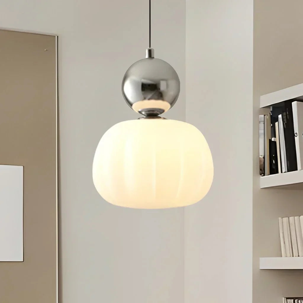 Artystyczna lampa wisząca w stylu art deco z kremowym kloszem do nowoczesnych wnętrz