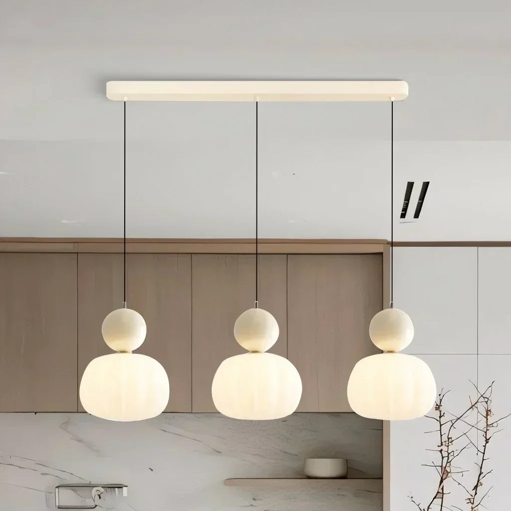 Artystyczna lampa wisząca w stylu art deco z kremowym kloszem do nowoczesnych wnętrz