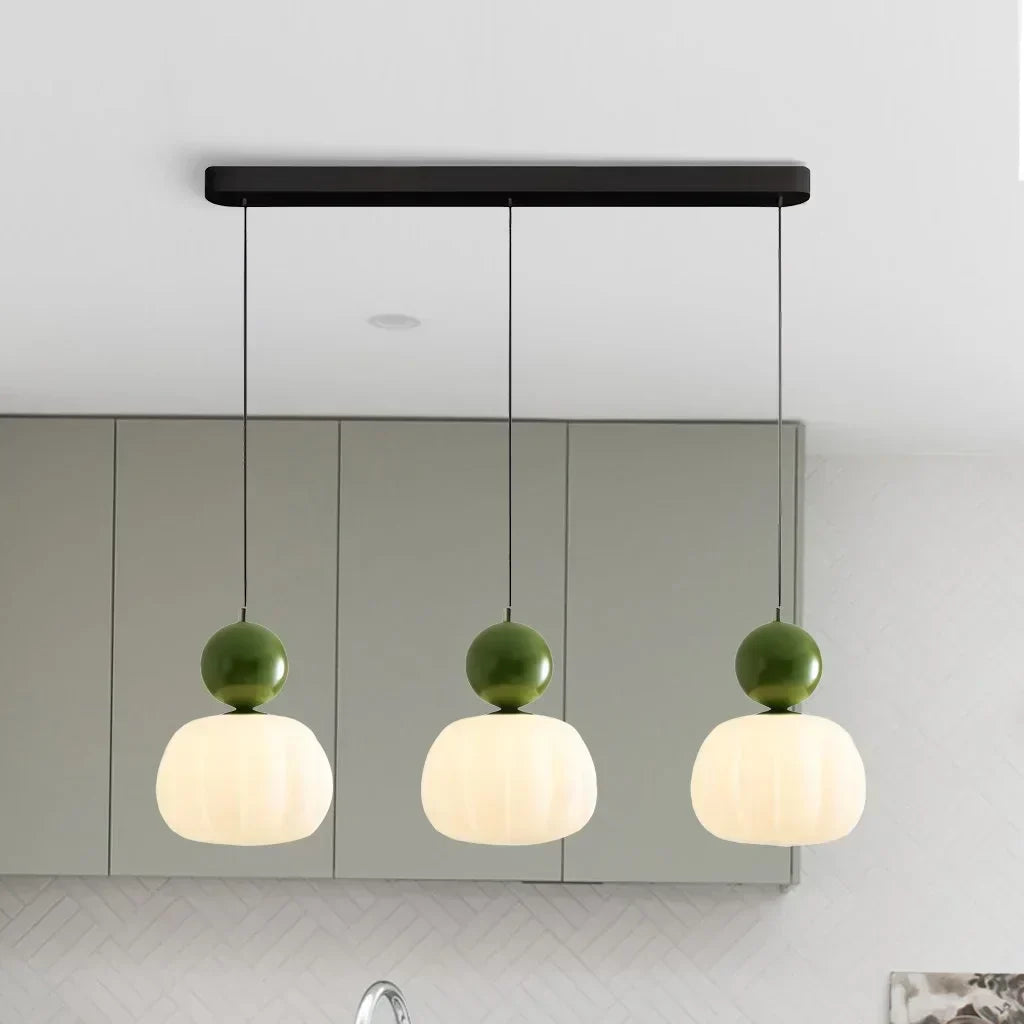 Artystyczna lampa wisząca w stylu art deco z kremowym kloszem do nowoczesnych wnętrz