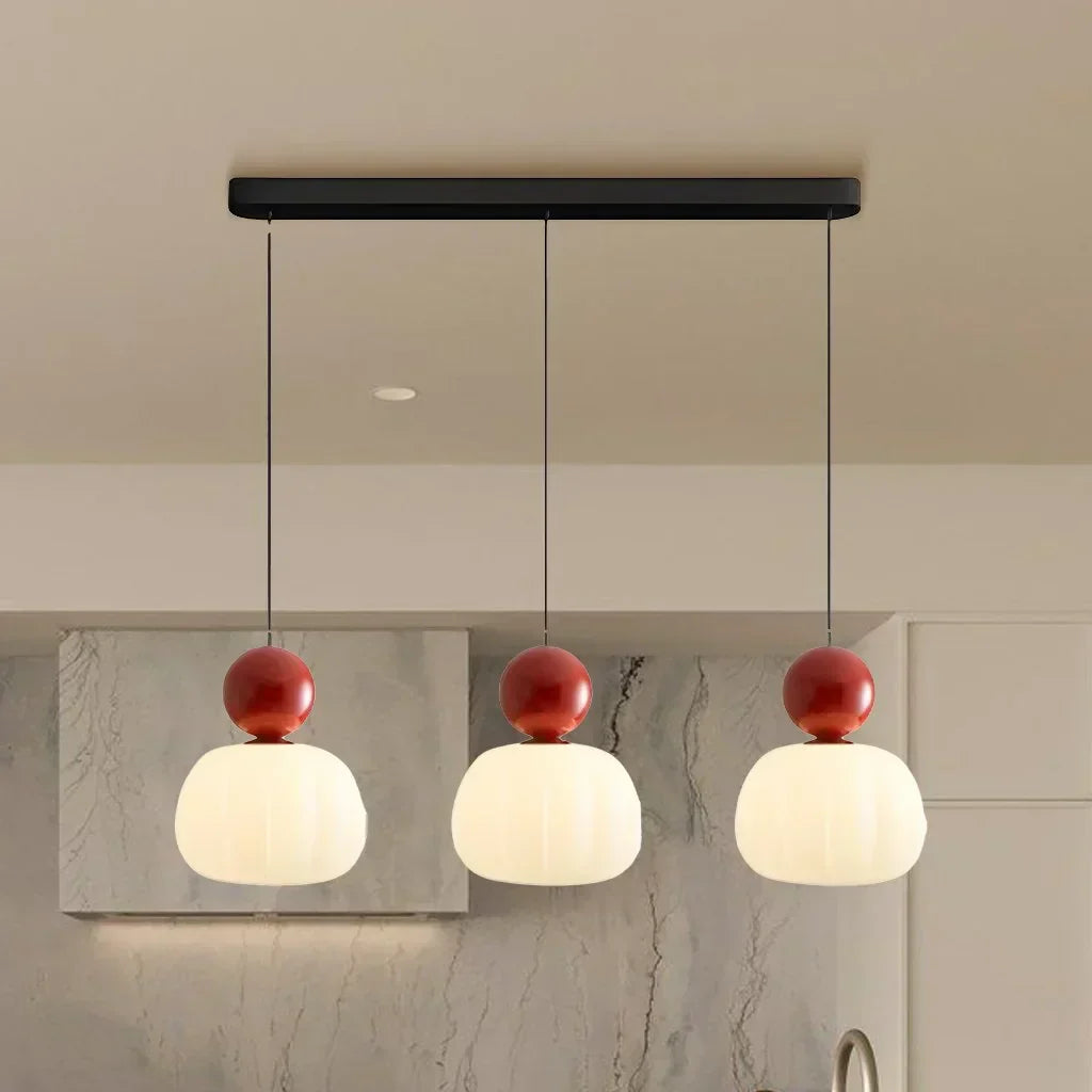 Artystyczna lampa wisząca w stylu art deco z kremowym kloszem do nowoczesnych wnętrz