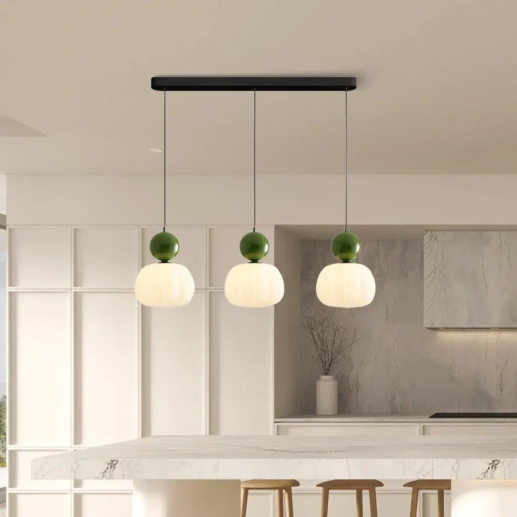 Artystyczna lampa wisząca w stylu art deco z kremowym kloszem do nowoczesnych wnętrz