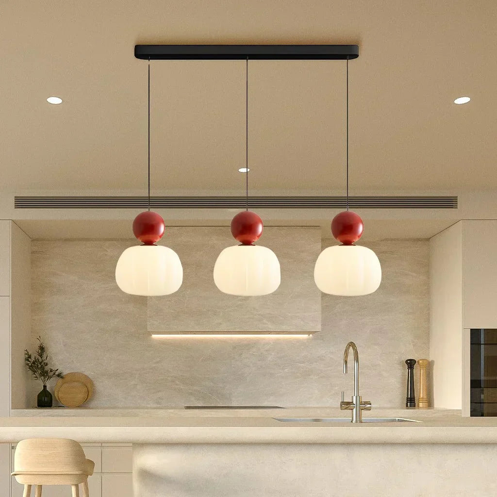 Artystyczna lampa wisząca w stylu art deco z kremowym kloszem do nowoczesnych wnętrz