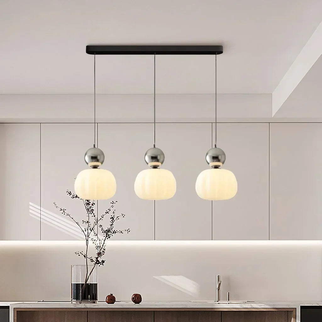 Artystyczna lampa wisząca w stylu art deco z kremowym kloszem do nowoczesnych wnętrz
