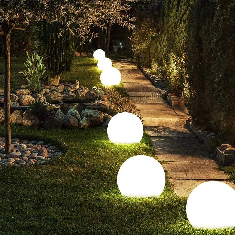 Lampa zewnętrzna LED Globe z pilotem i opcją zasilania energią słoneczną