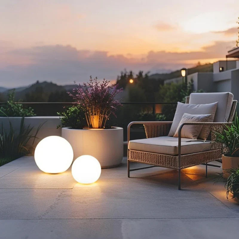 Lampa zewnętrzna LED Globe z pilotem i opcją zasilania energią słoneczną