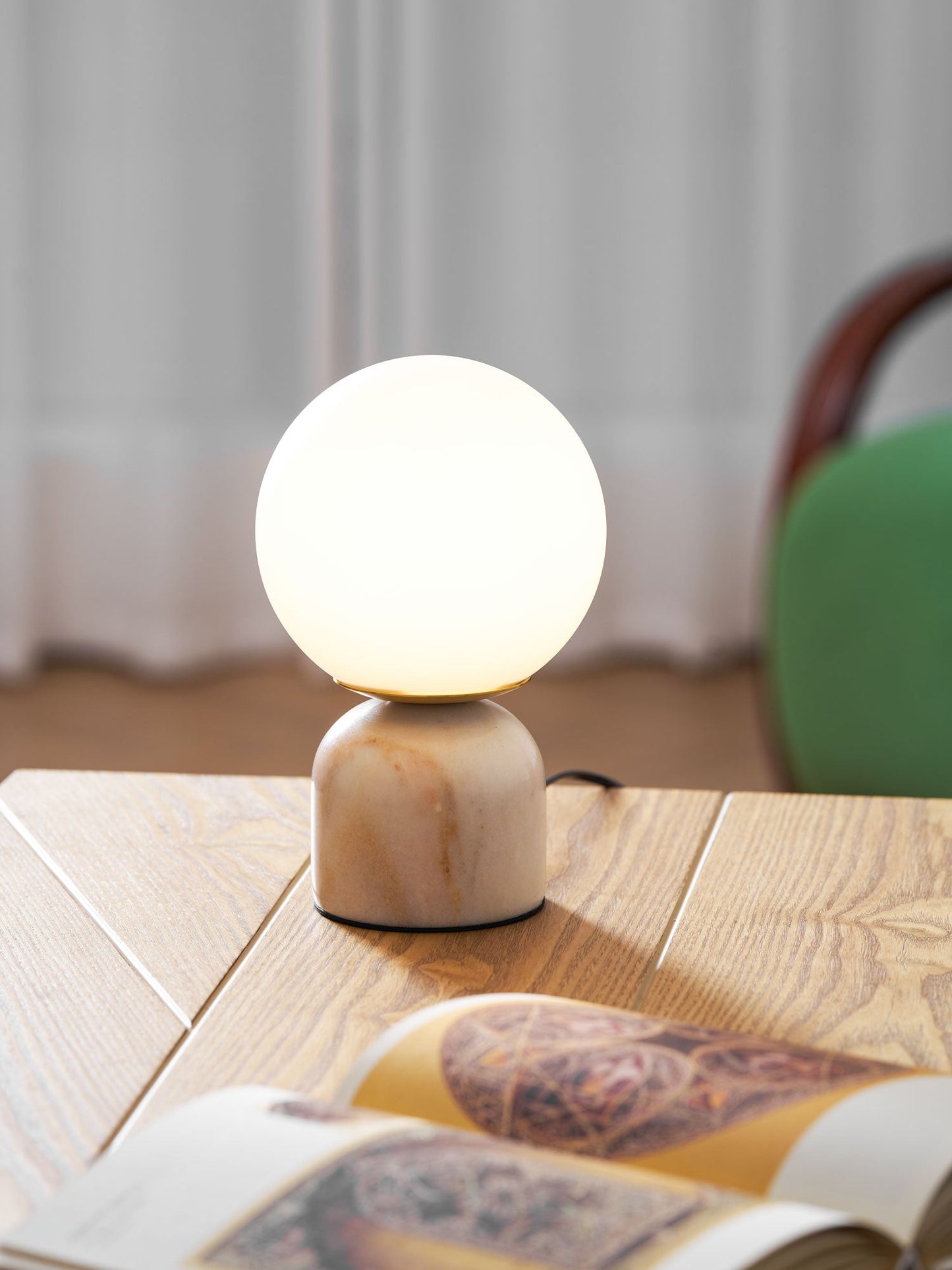 Nowoczesna lampa stołowa Orb Glow Kompaktowe światło otoczenia