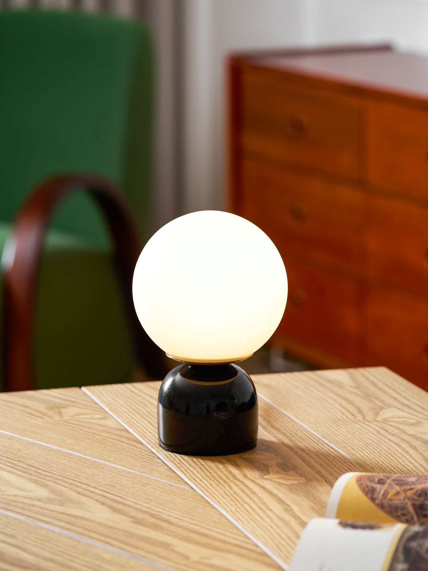 Nowoczesna lampa stołowa Orb Glow Kompaktowe światło otoczenia