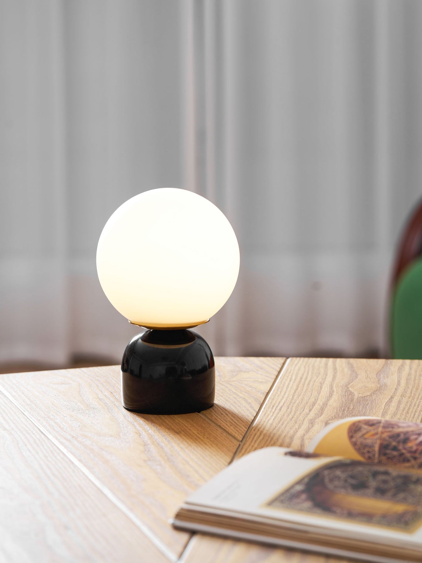Nowoczesna lampa stołowa Orb Glow Kompaktowe światło otoczenia