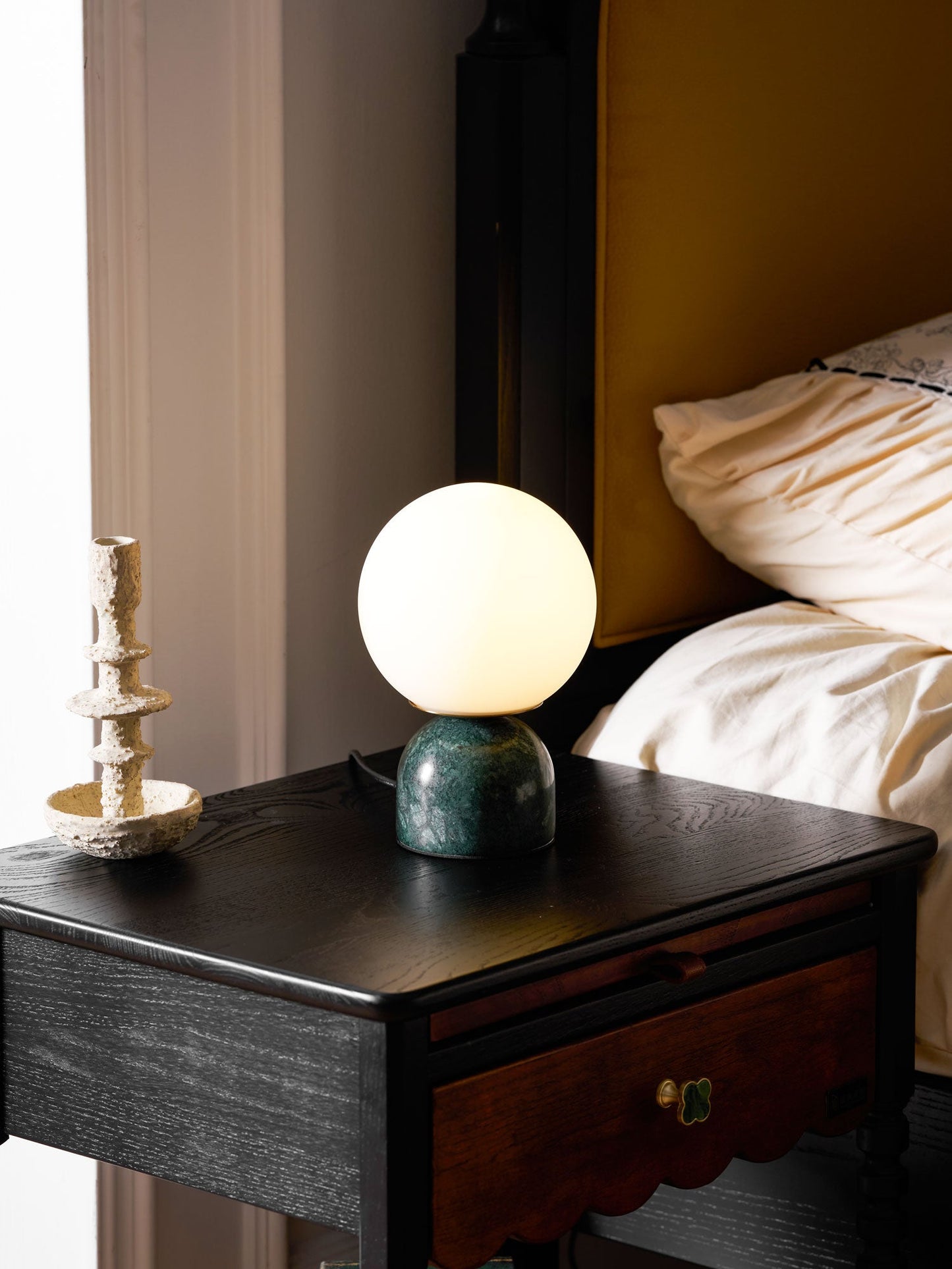 Nowoczesna lampa stołowa Orb Glow Kompaktowe światło otoczenia