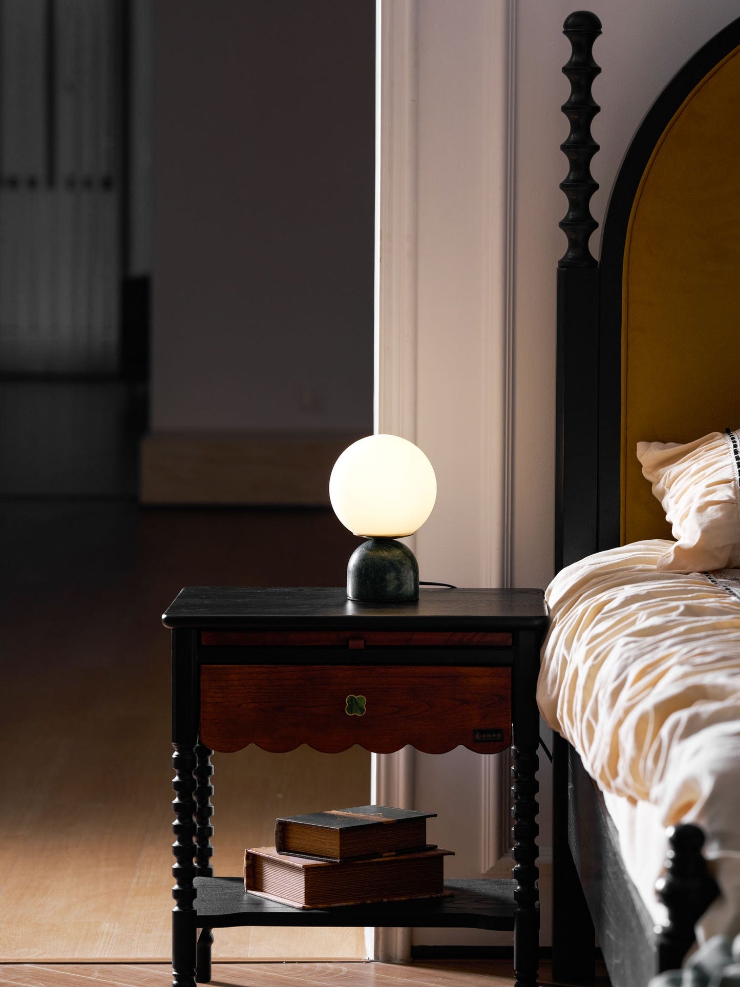 Nowoczesna lampa stołowa Orb Glow Kompaktowe światło otoczenia