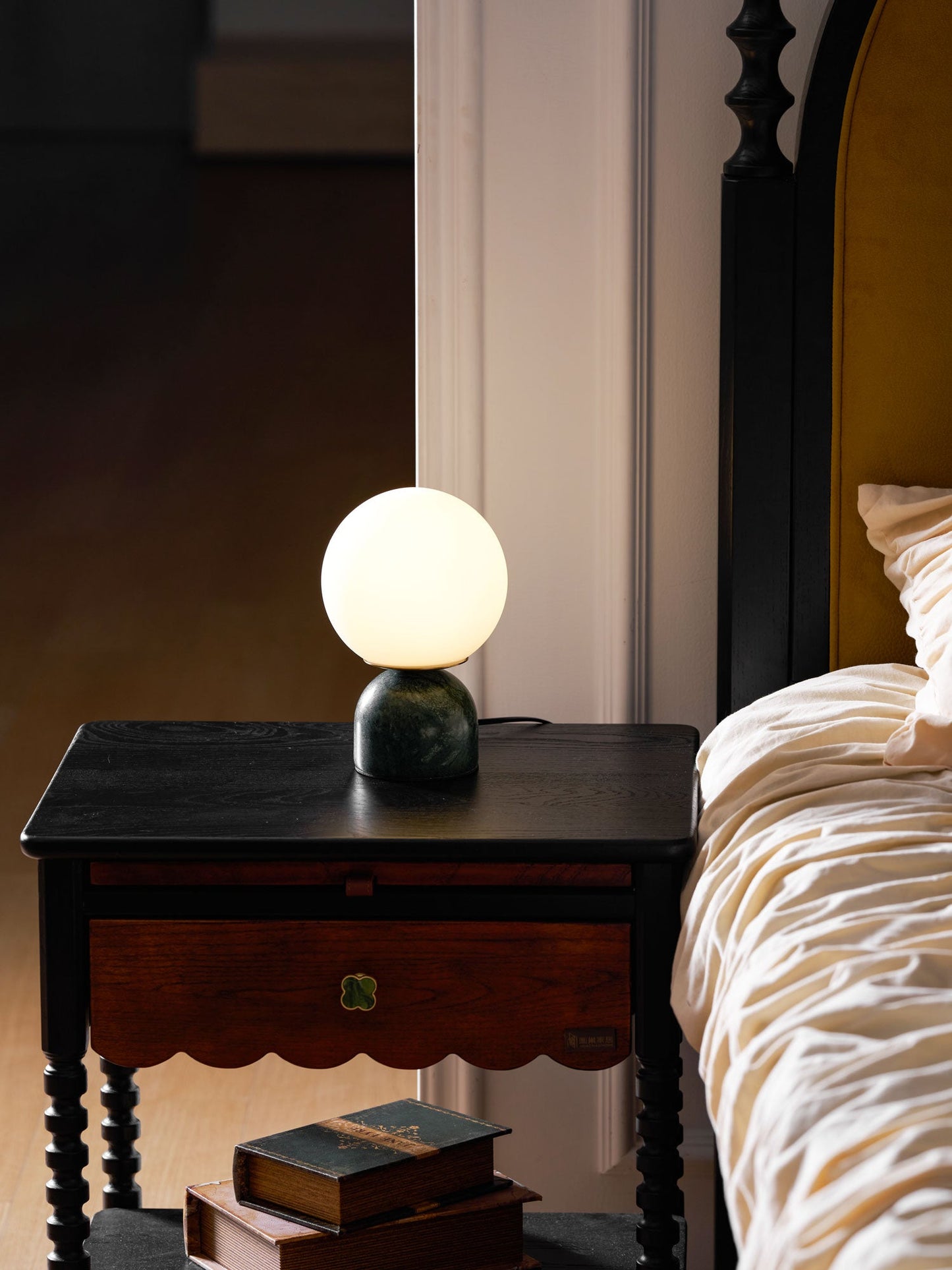 Nowoczesna lampa stołowa Orb Glow Kompaktowe światło otoczenia