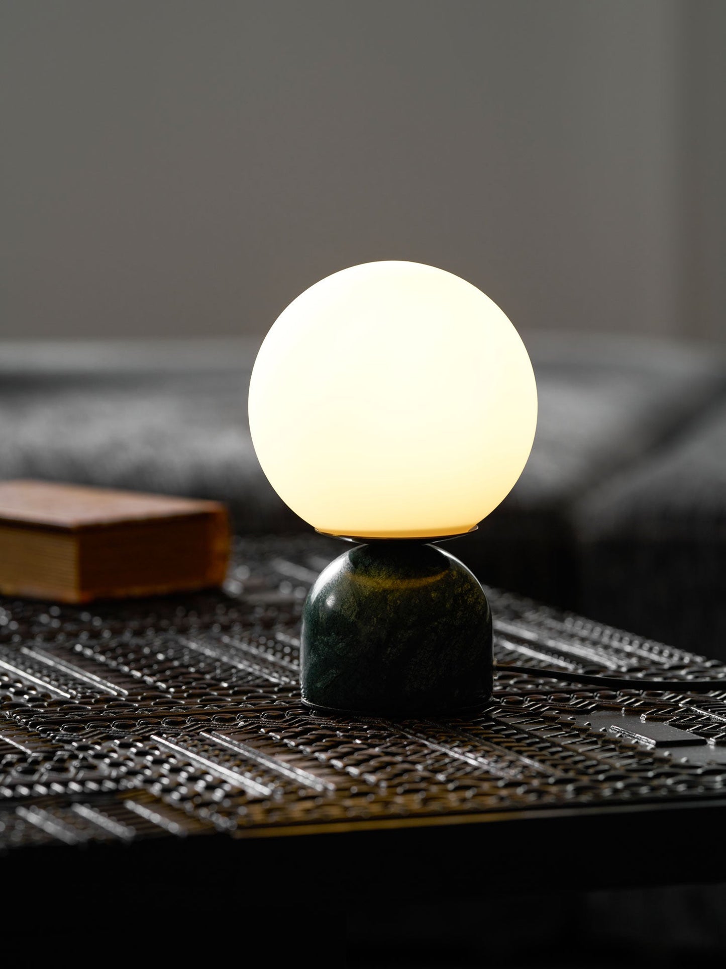 Nowoczesna lampa stołowa Orb Glow Kompaktowe światło otoczenia