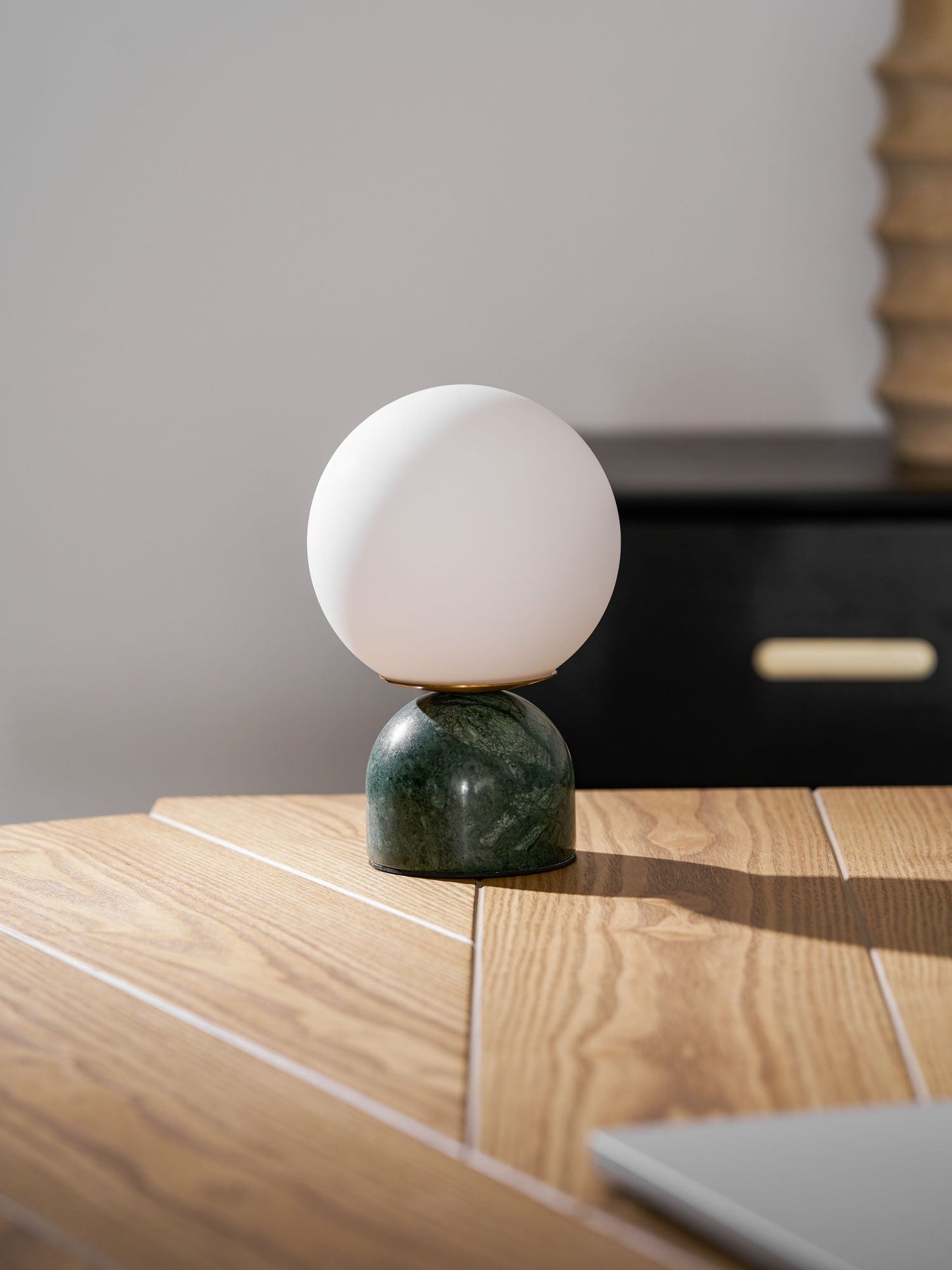 Nowoczesna lampa stołowa Orb Glow Kompaktowe światło otoczenia