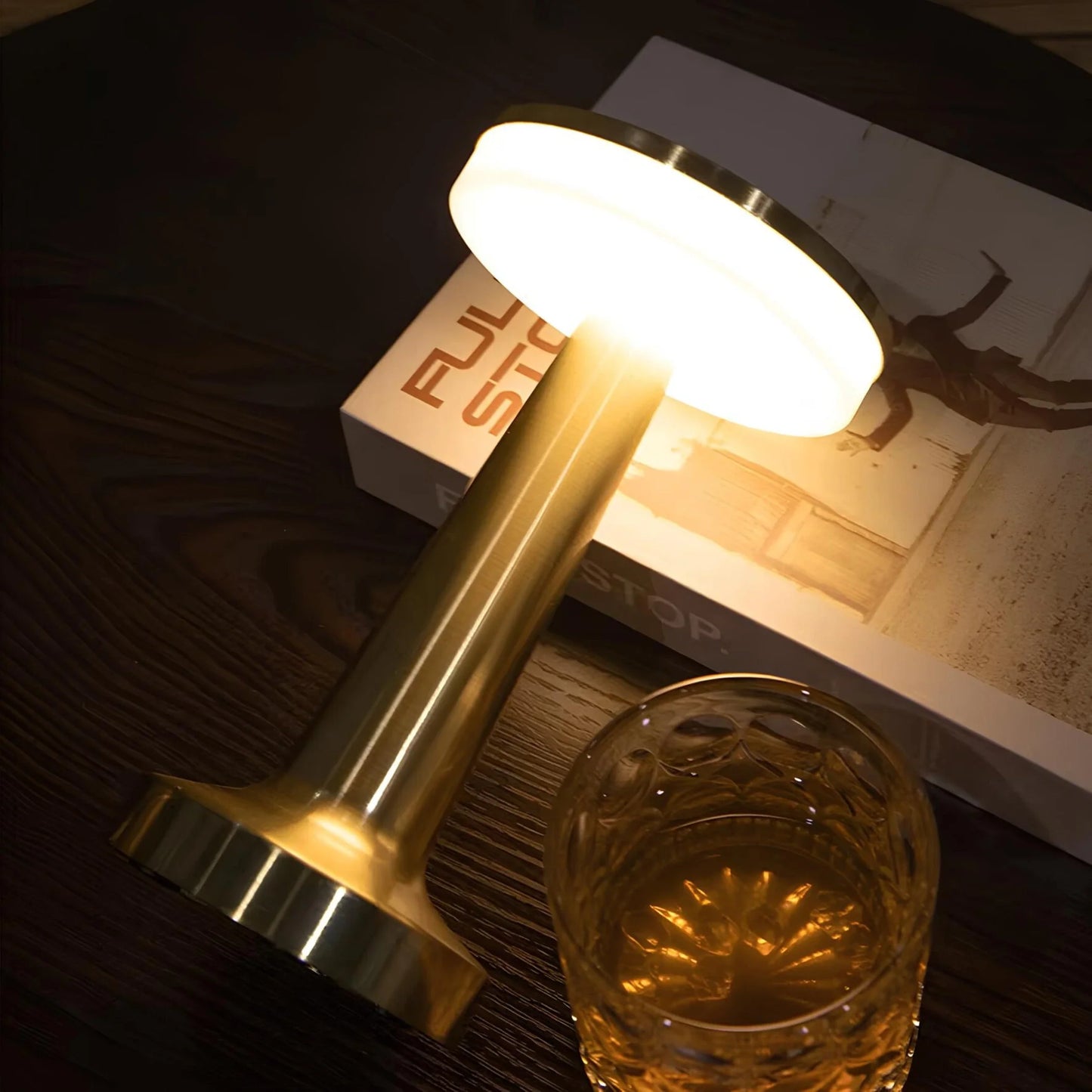 Współczesna smukła metalowa lampa stołowa LED