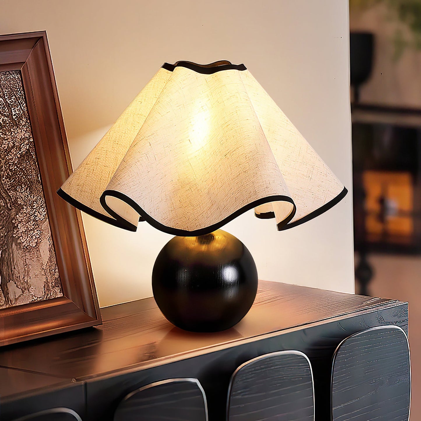 Rzeźbiarska, falista lampa stołowa do wnętrz