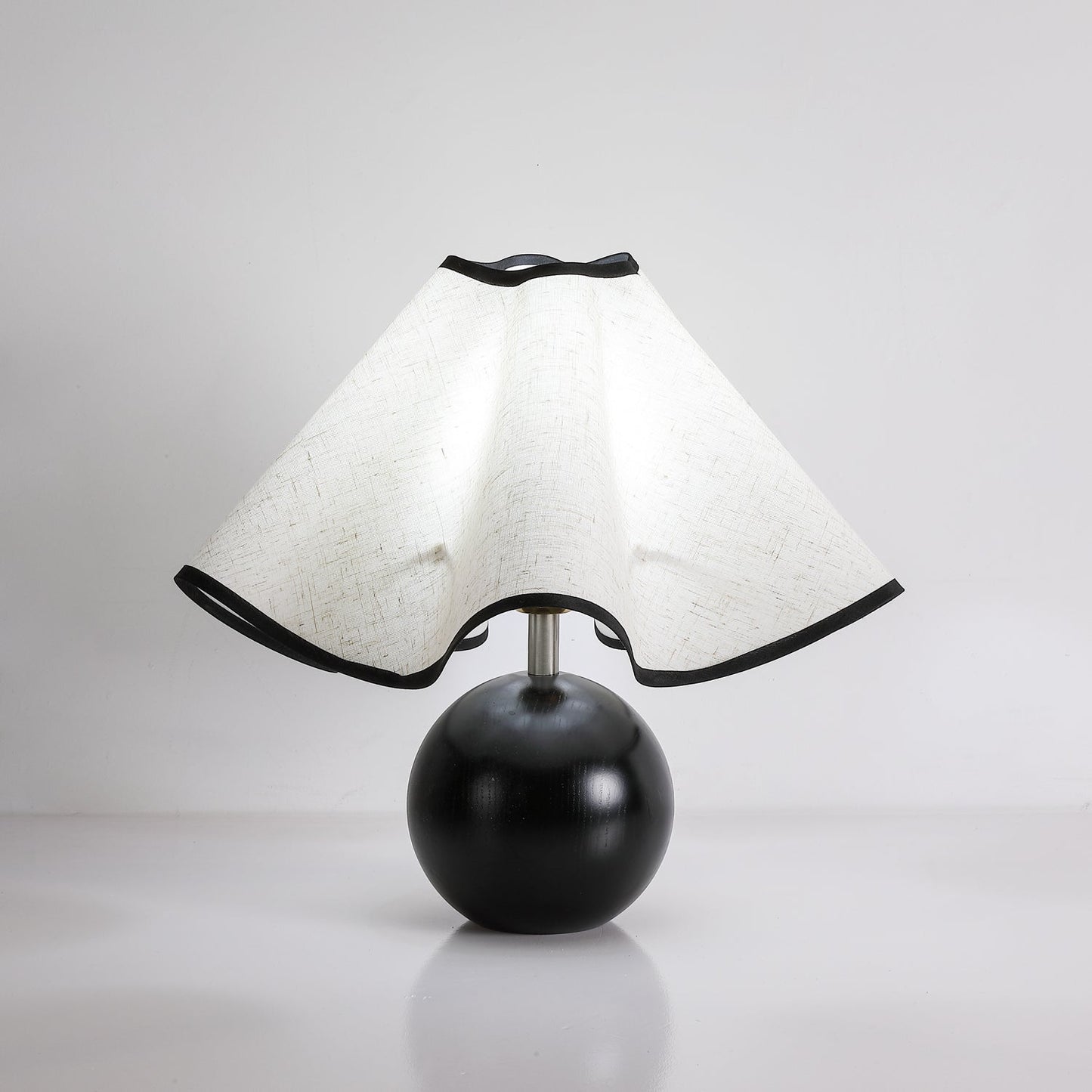 Rzeźbiarska, falista lampa stołowa do wnętrz