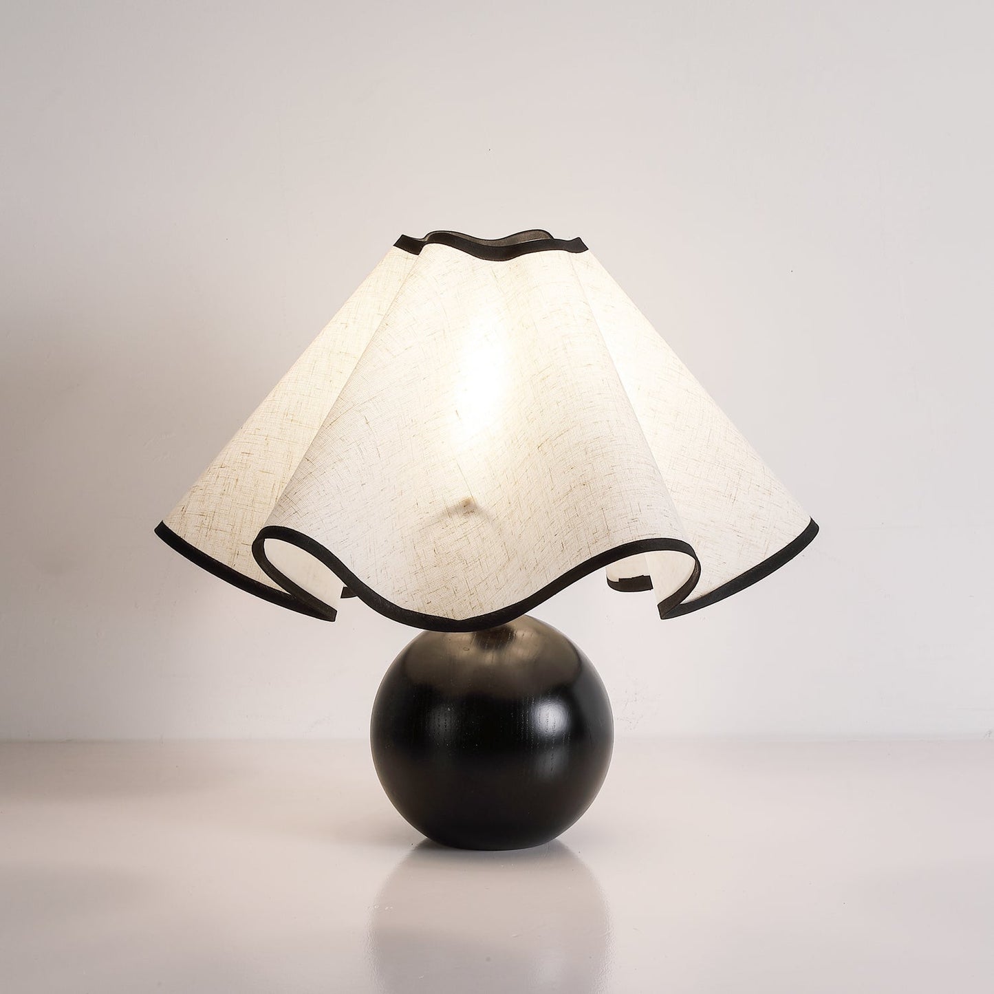 Rzeźbiarska, falista lampa stołowa do wnętrz