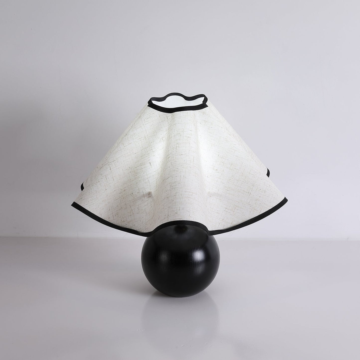 Rzeźbiarska, falista lampa stołowa do wnętrz