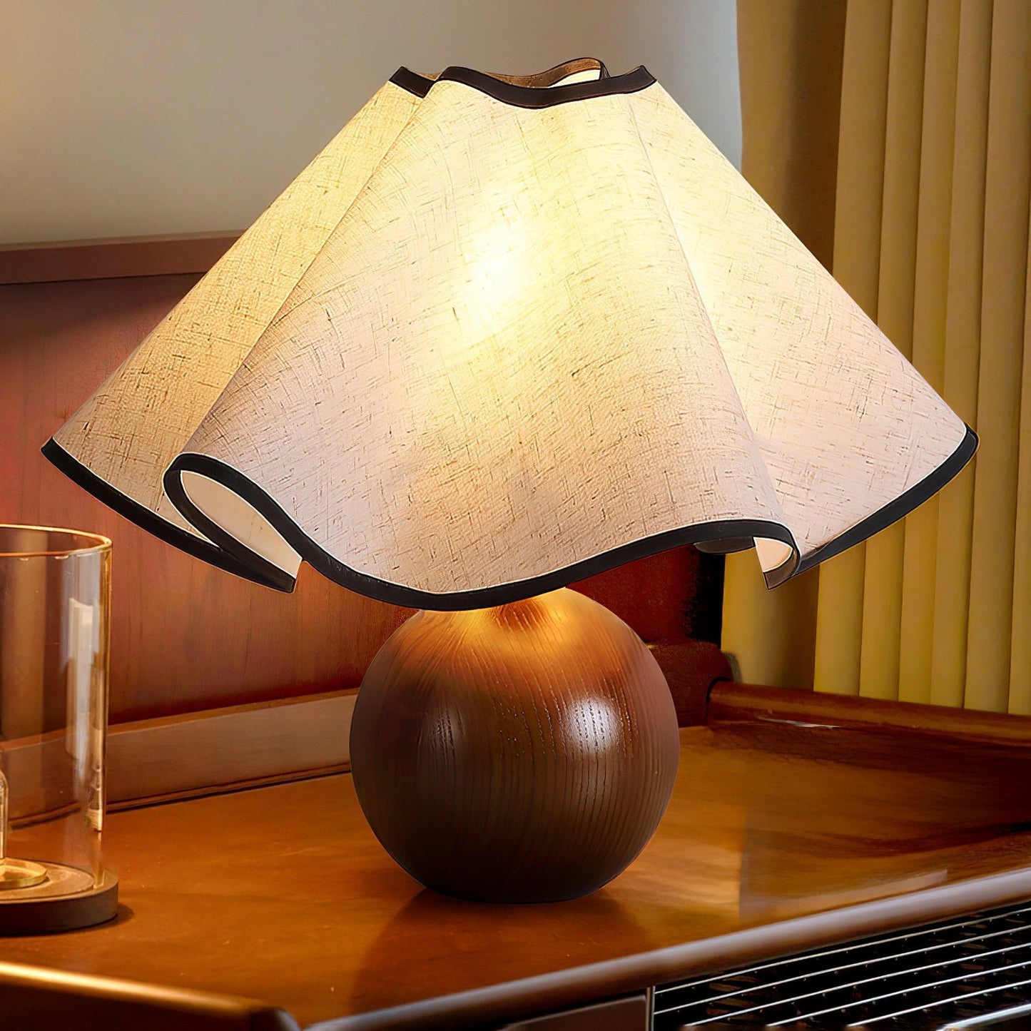 Rzeźbiarska, falista lampa stołowa do wnętrz