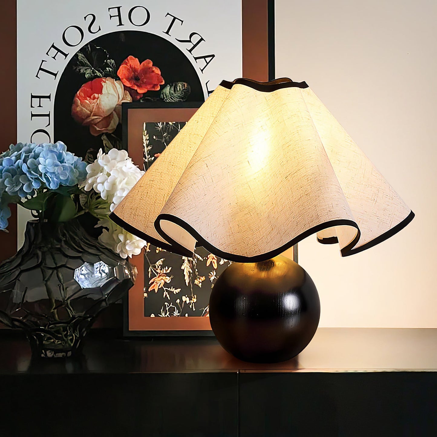 Rzeźbiarska, falista lampa stołowa do wnętrz