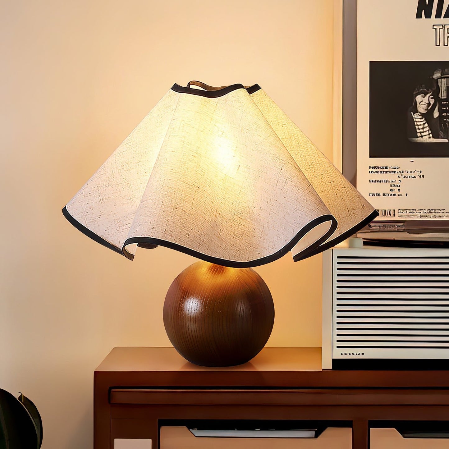 Rzeźbiarska, falista lampa stołowa do wnętrz