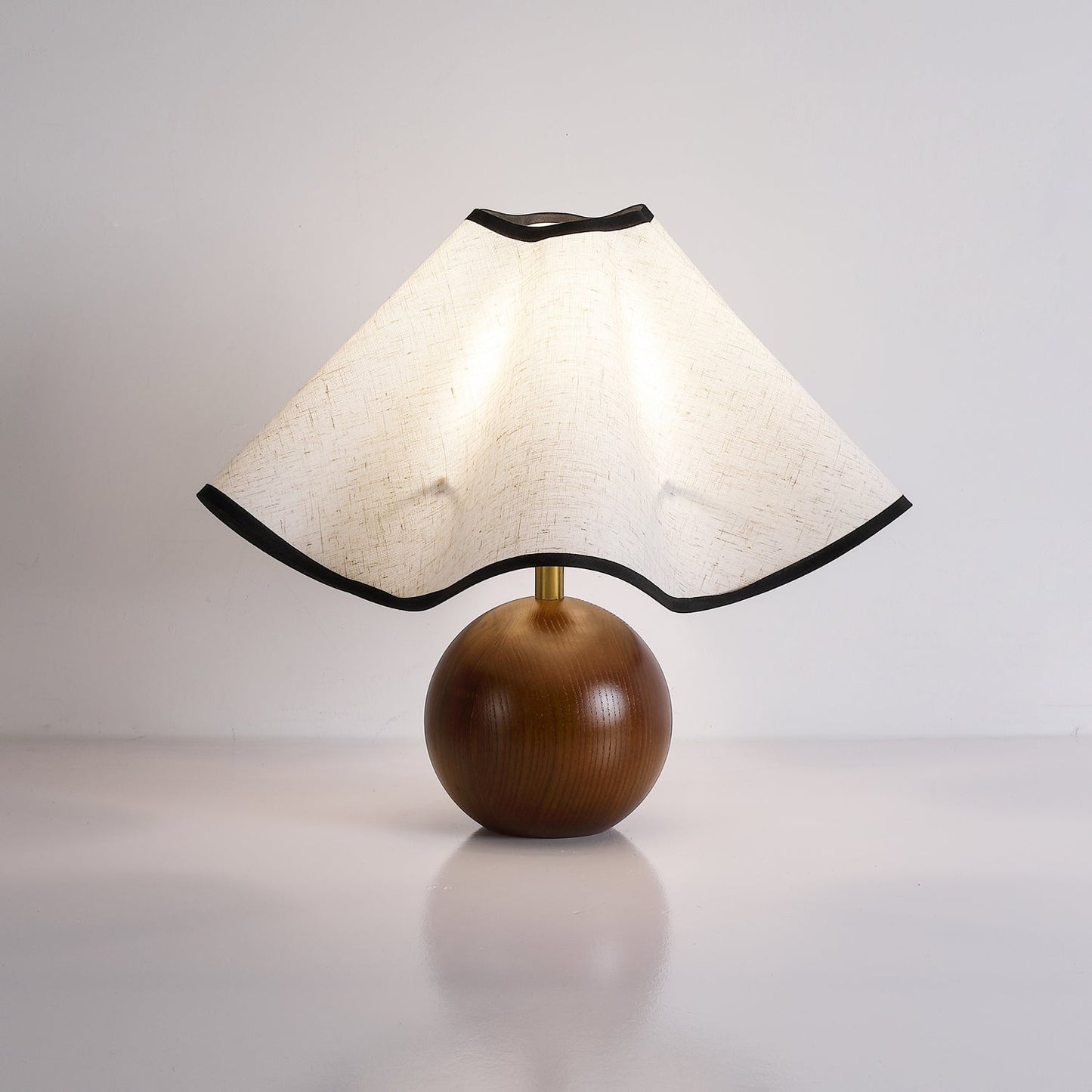 Rzeźbiarska, falista lampa stołowa do wnętrz