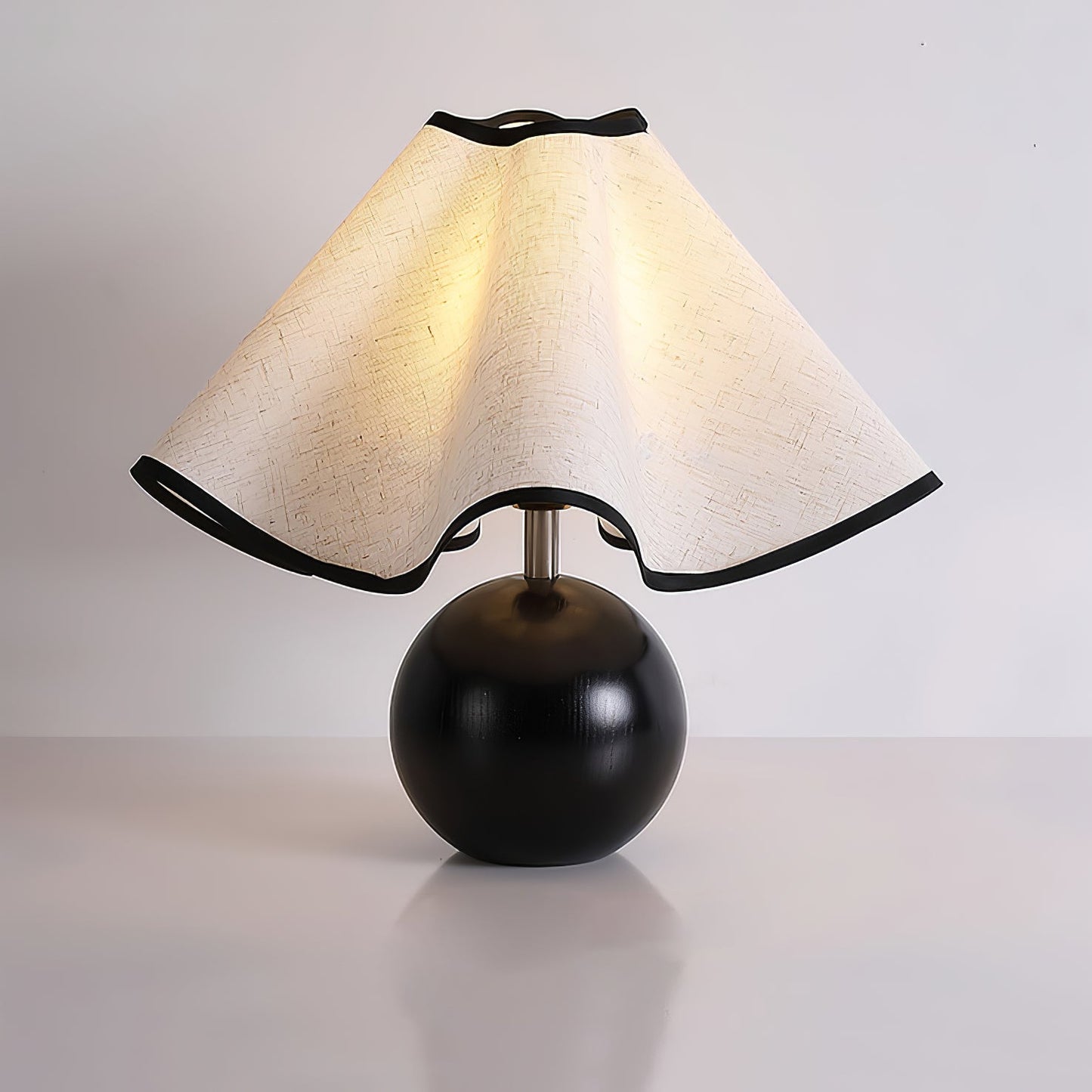 Rzeźbiarska, falista lampa stołowa do wnętrz