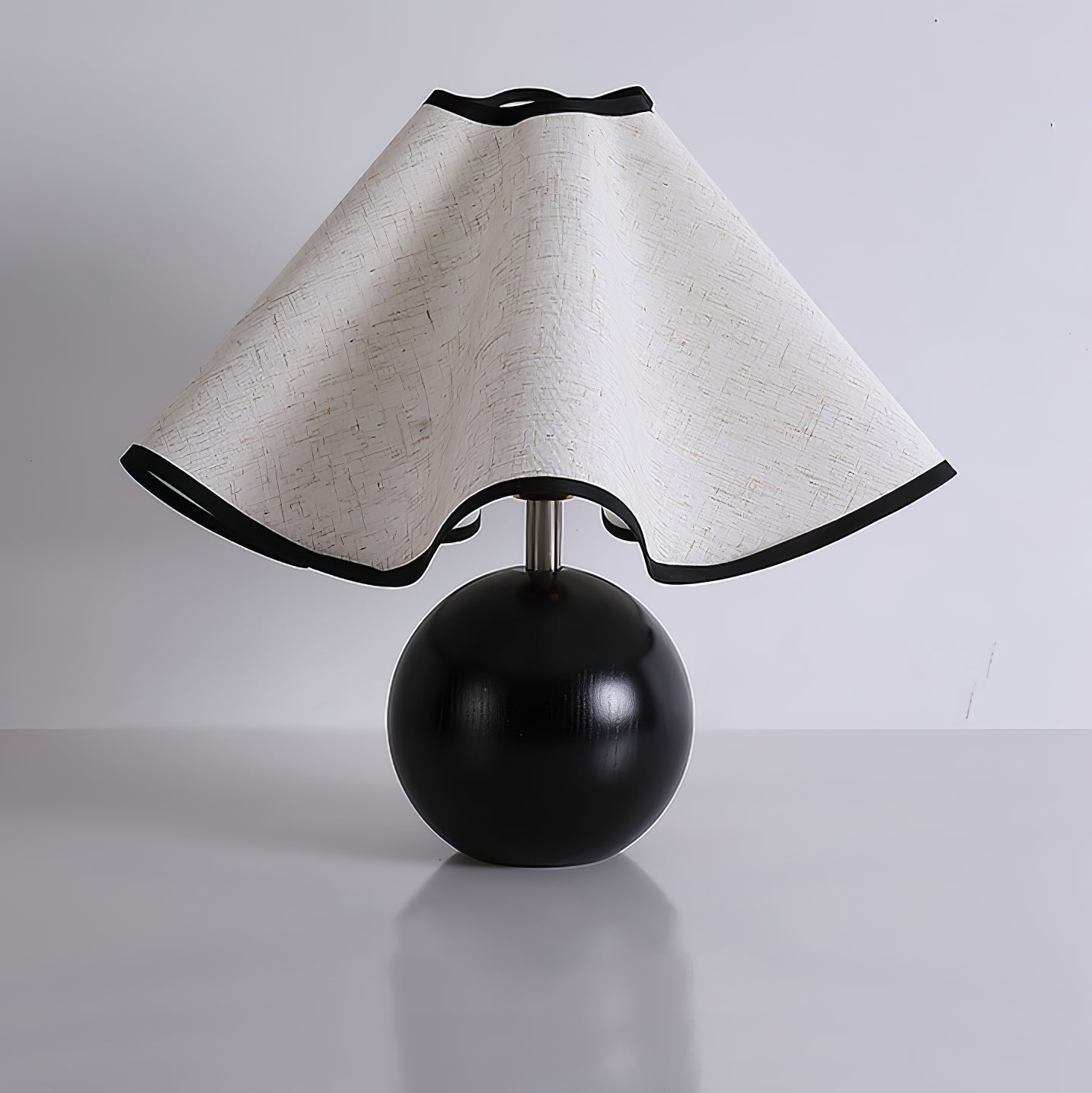 Rzeźbiarska, falista lampa stołowa do wnętrz