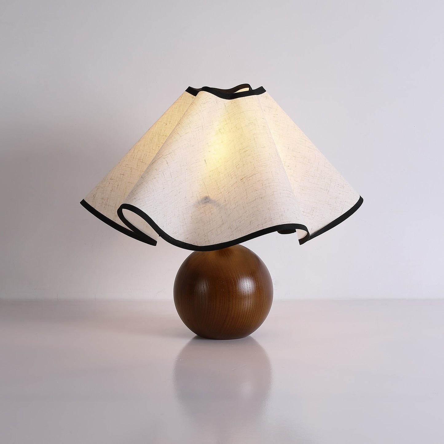 Rzeźbiarska, falista lampa stołowa do wnętrz