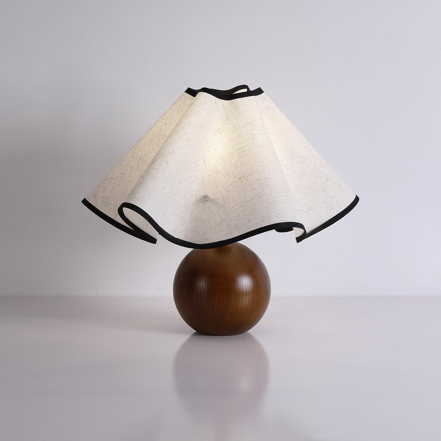 Rzeźbiarska, falista lampa stołowa do wnętrz