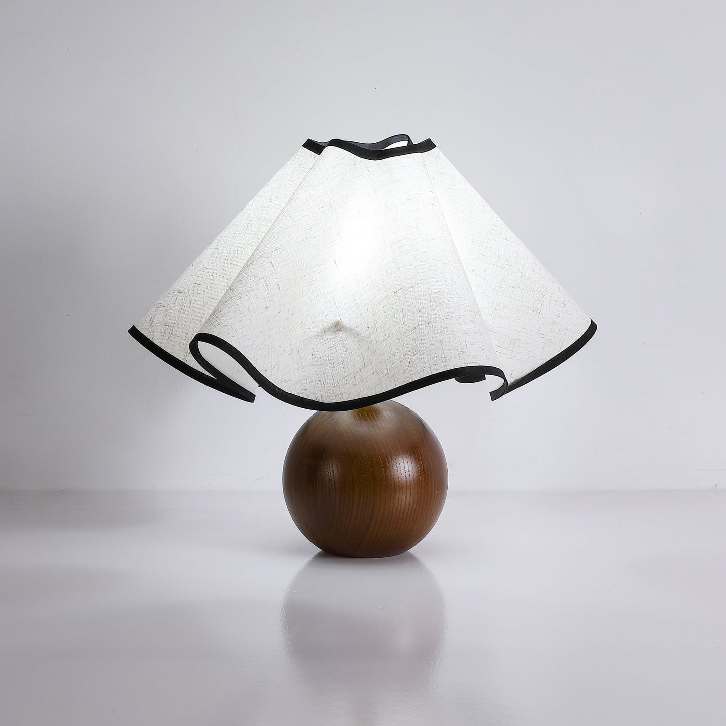 Rzeźbiarska, falista lampa stołowa do wnętrz