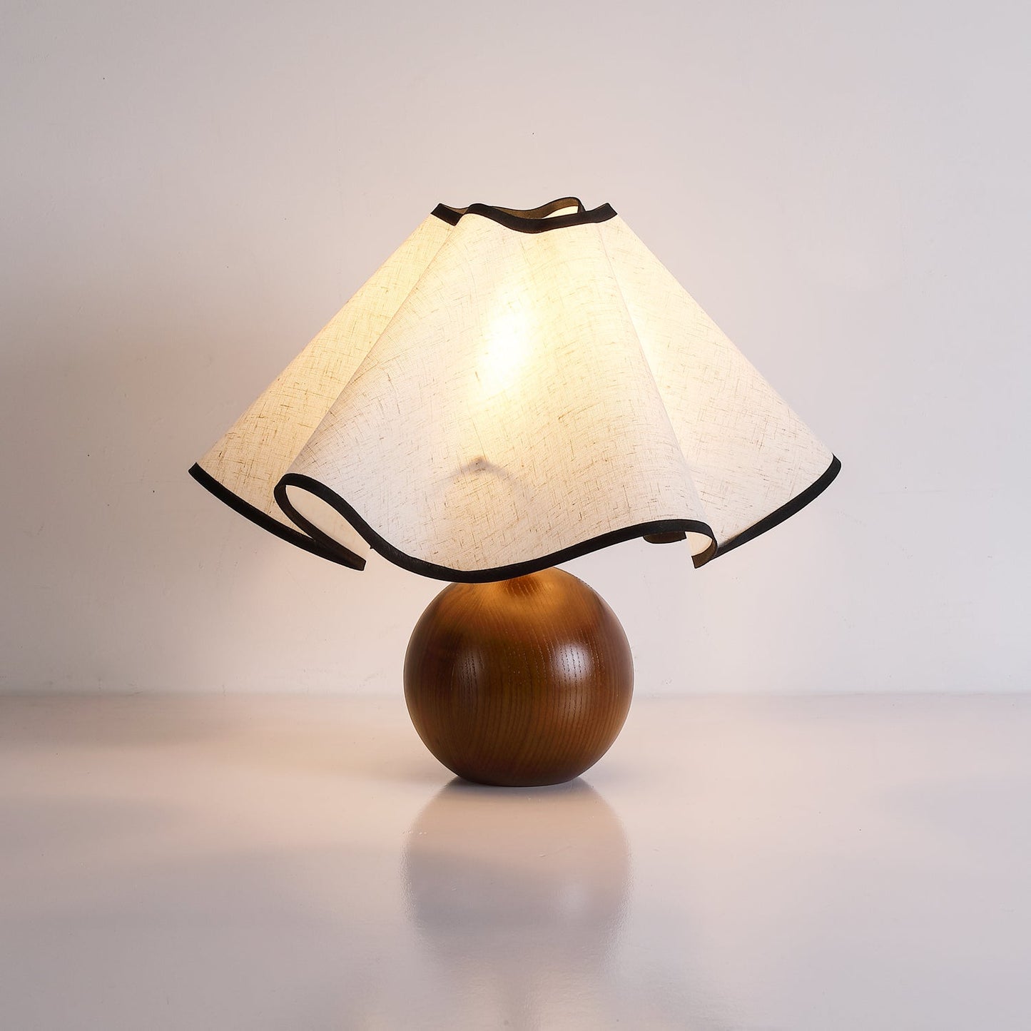 Rzeźbiarska, falista lampa stołowa do wnętrz