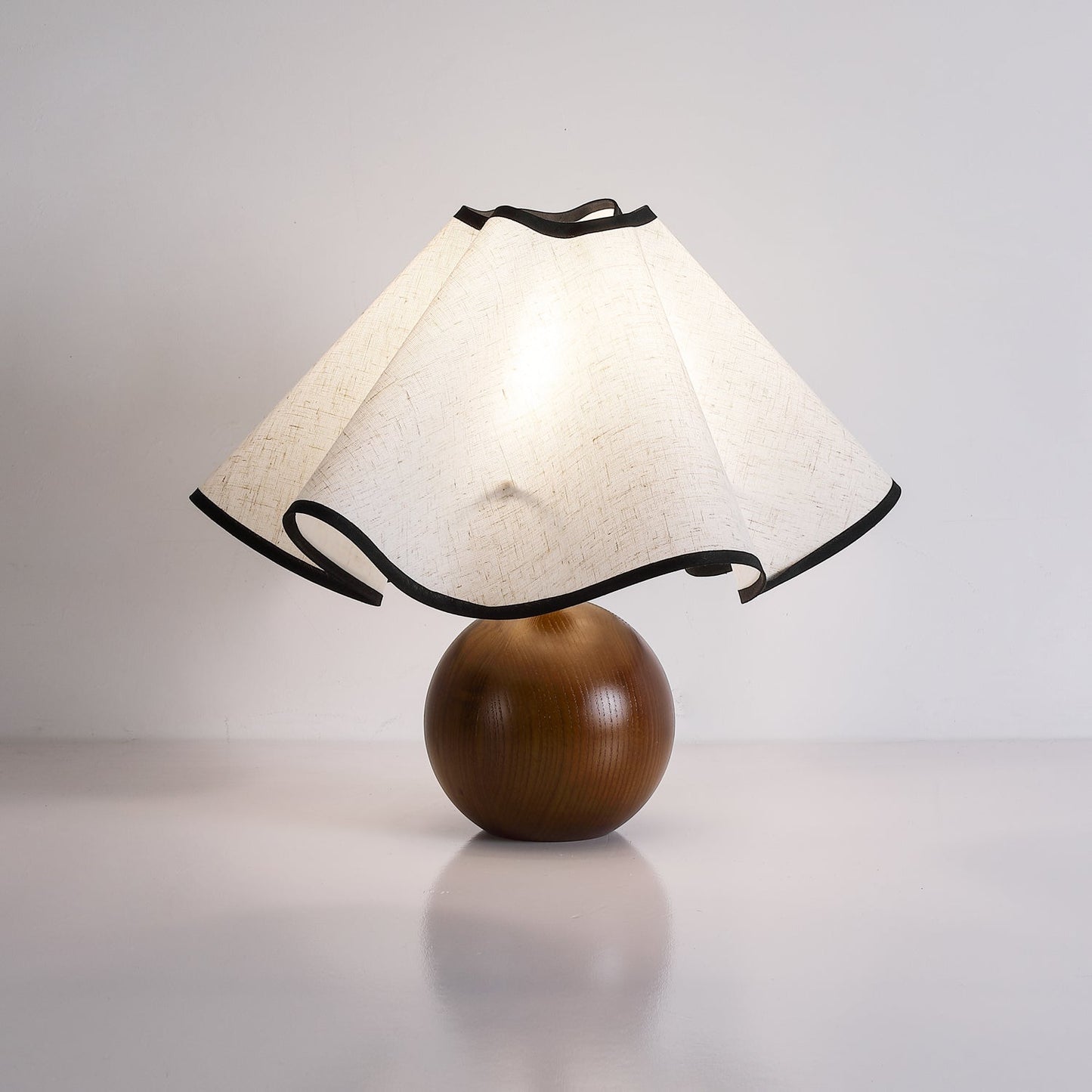 Rzeźbiarska, falista lampa stołowa do wnętrz