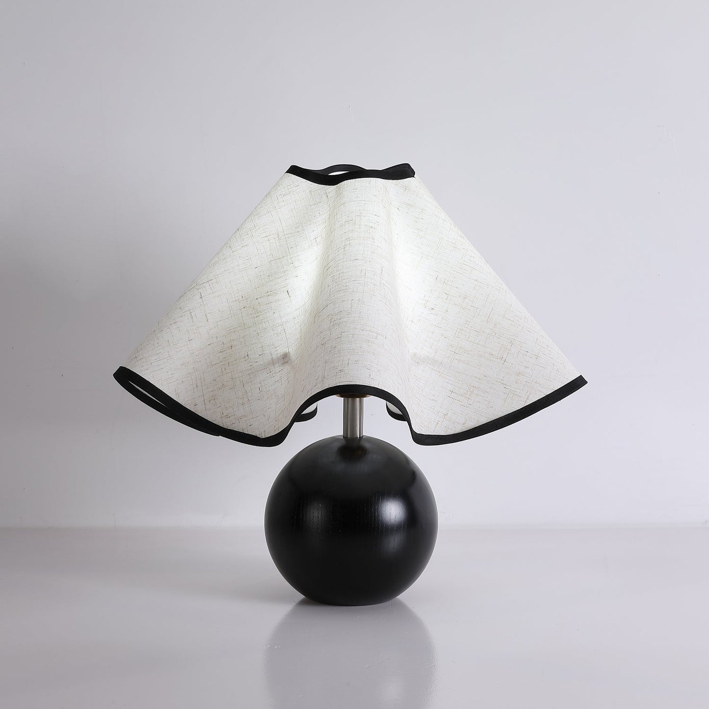 Rzeźbiarska, falista lampa stołowa do wnętrz