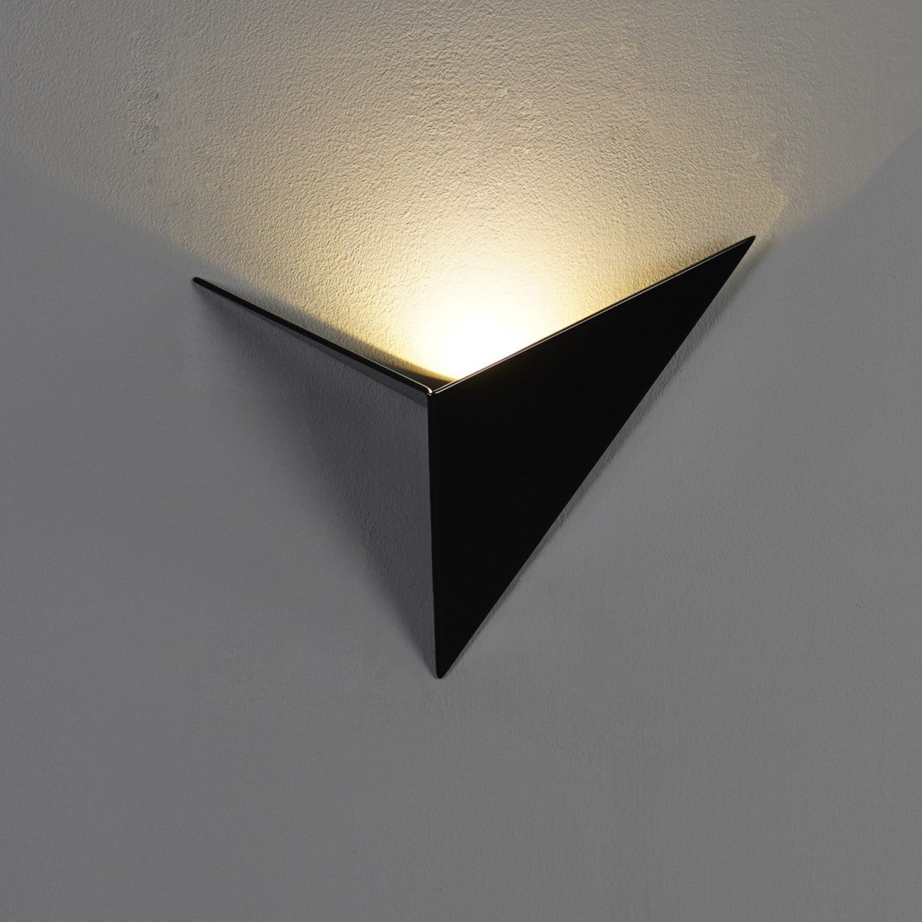 Minimalist wall lamp in the shape of a triangle with the option of warm or cool light