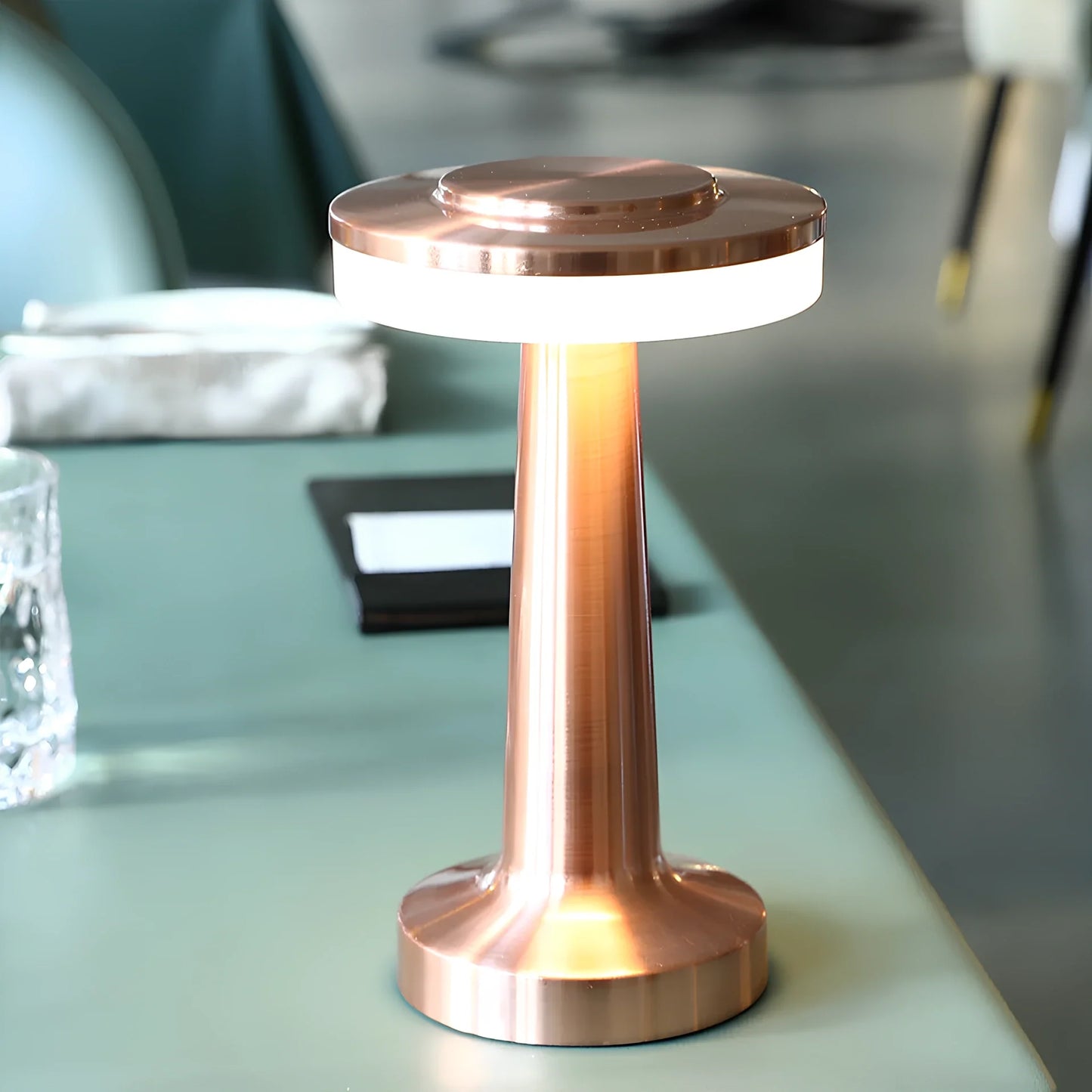 Współczesna smukła metalowa lampa stołowa LED