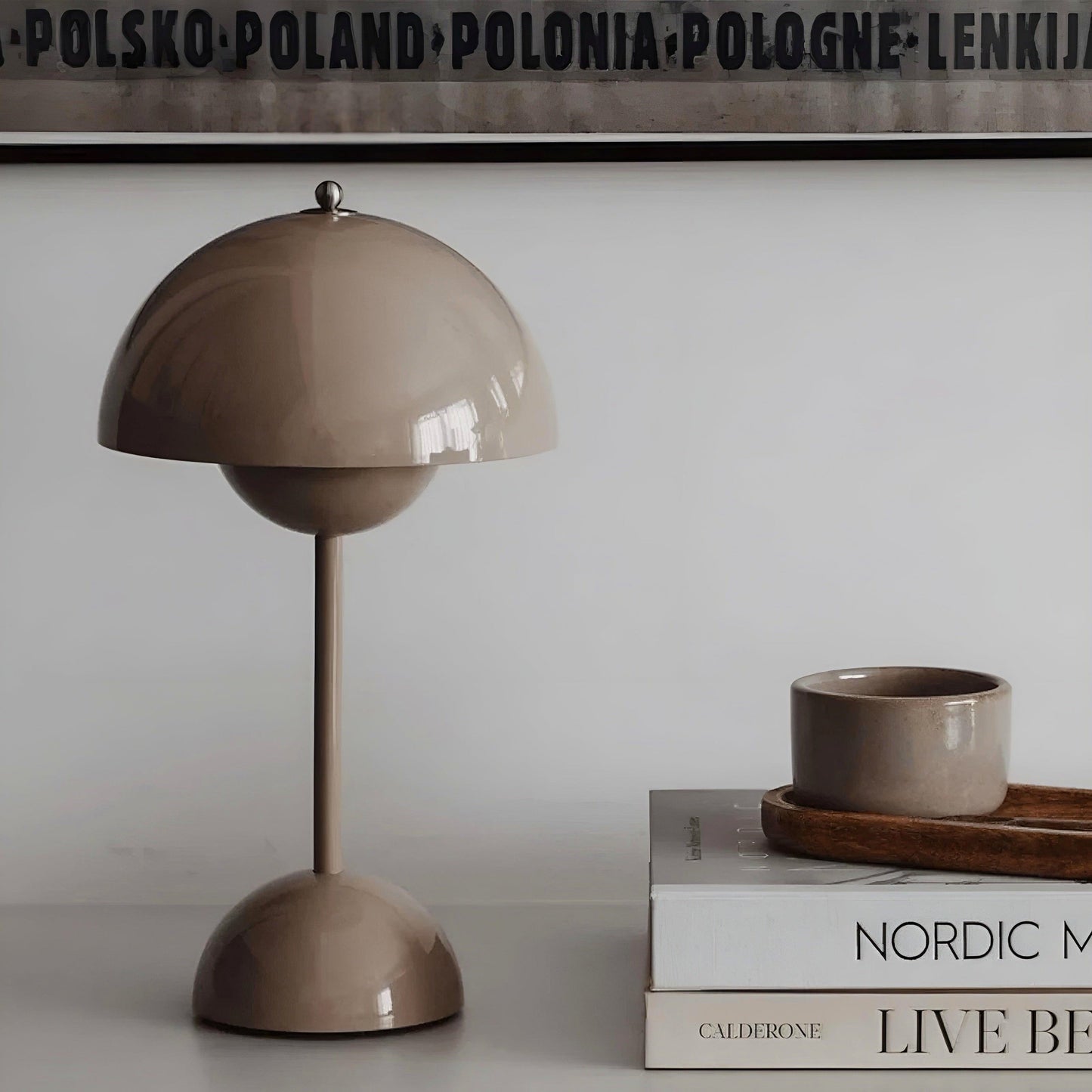 Smukła skandynawska lampka nocna LED z regulacją