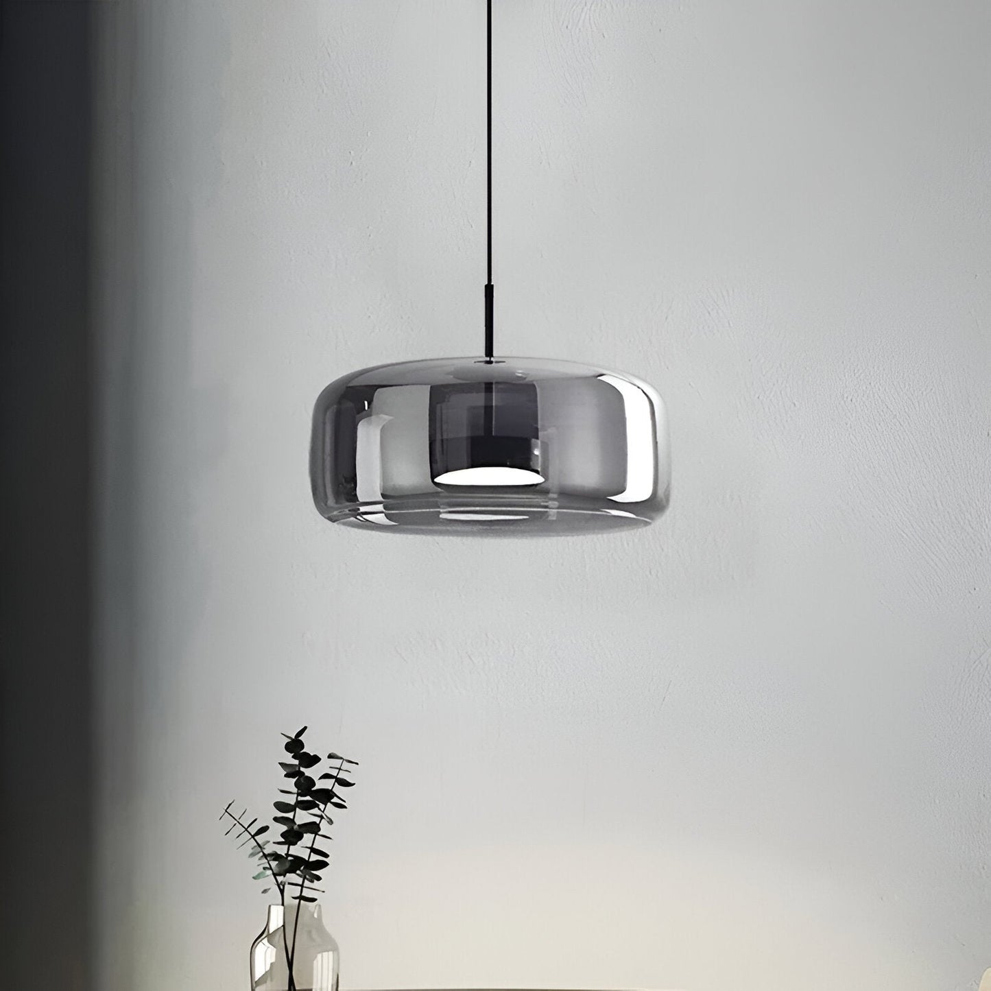 Lampa wisząca w stylu mid-century z trzema kloszami i regulowanymi przewodami