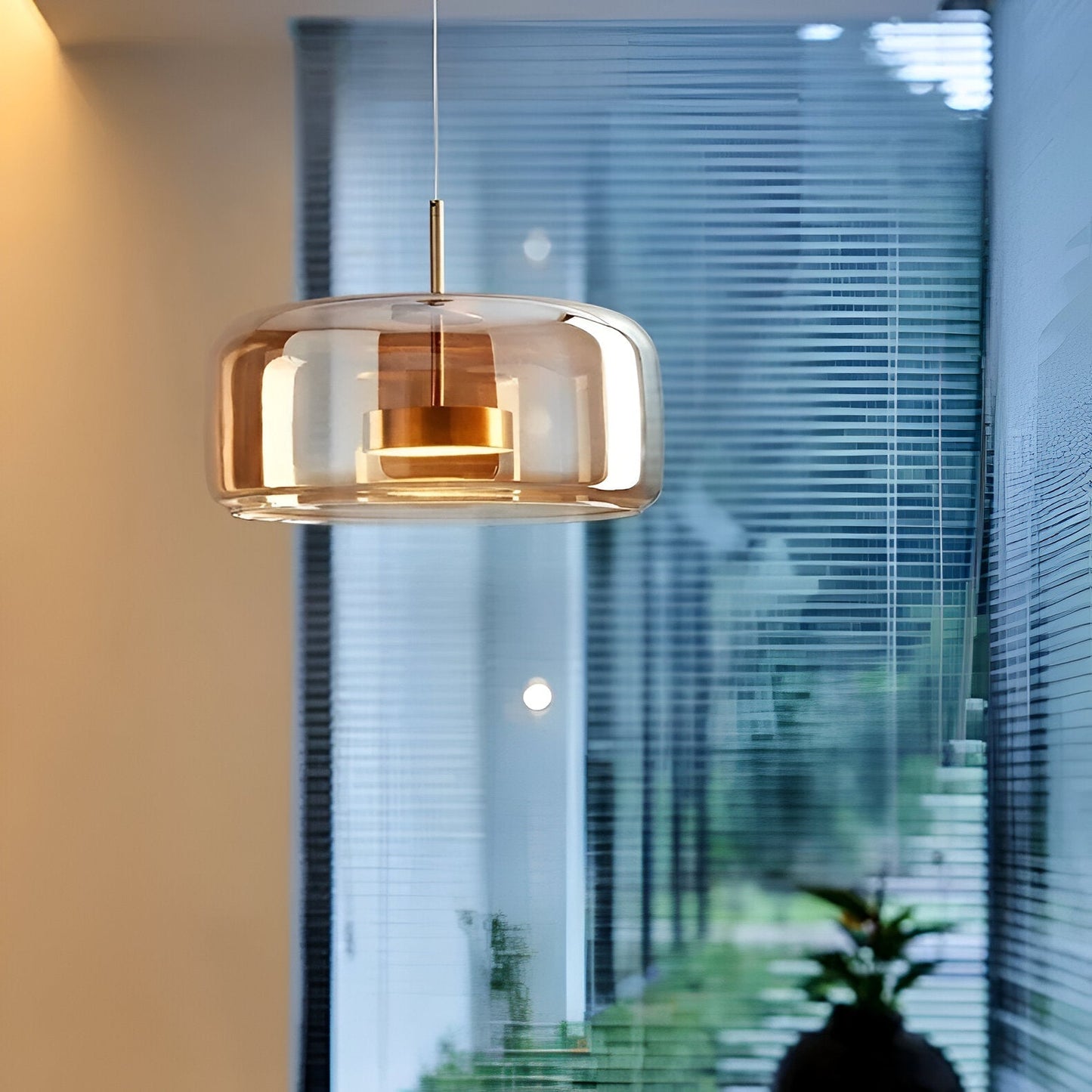 Lampa wisząca w stylu mid-century z trzema kloszami i regulowanymi przewodami