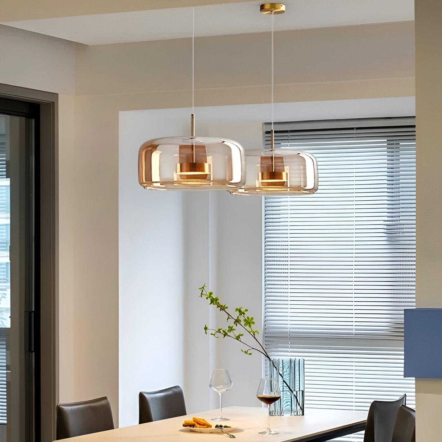 Lampa wisząca w stylu mid-century z trzema kloszami i regulowanymi przewodami