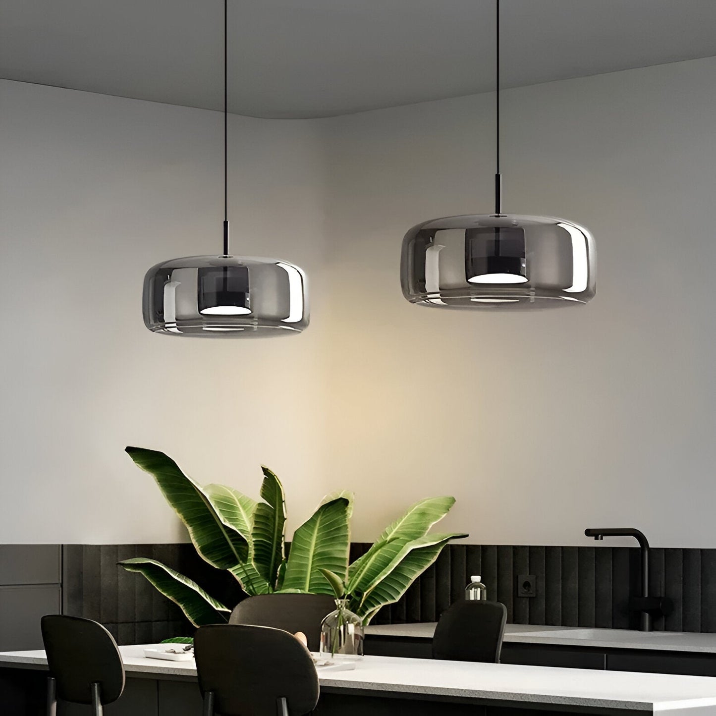 Lampa wisząca w stylu mid-century z trzema kloszami i regulowanymi przewodami